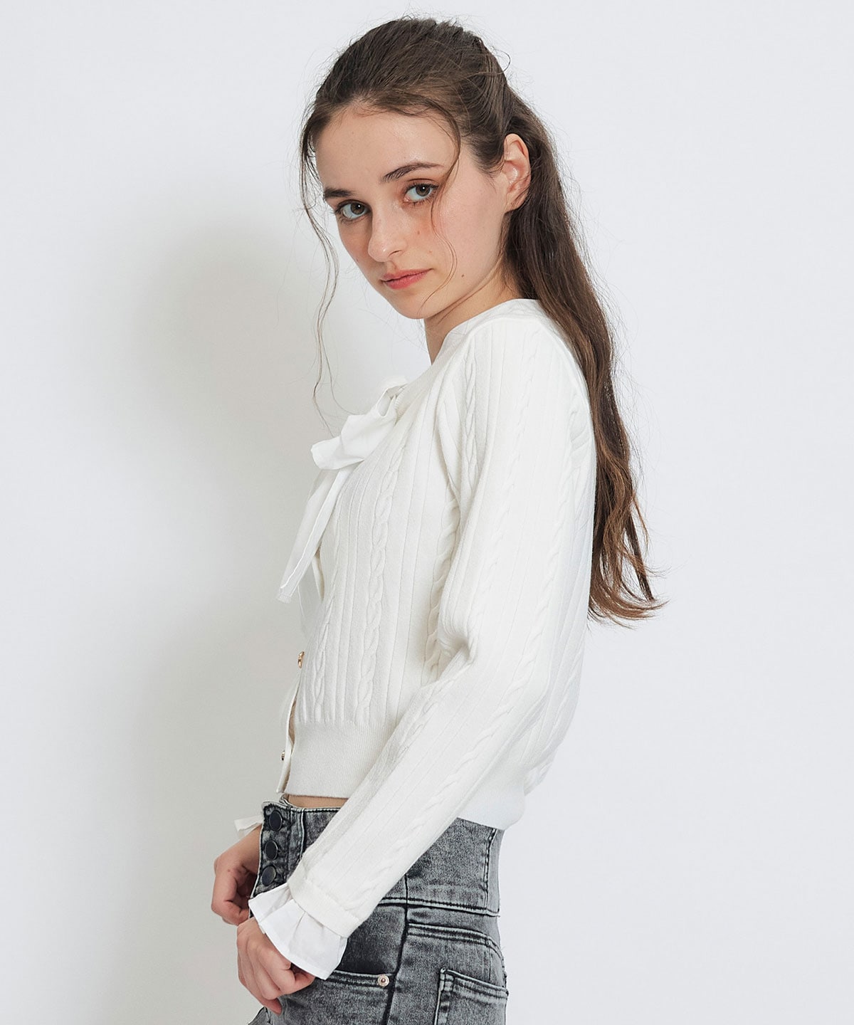 エンブレムボタンケーブルリボンタイニットトップス