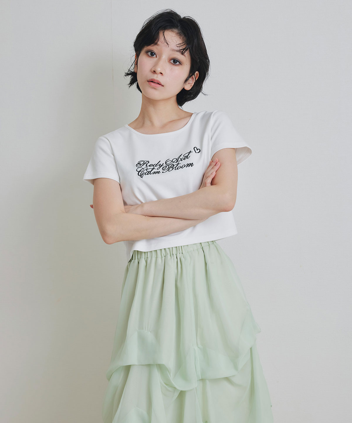 カリグラフィーロゴエンブロイダリークロップドTシャツ