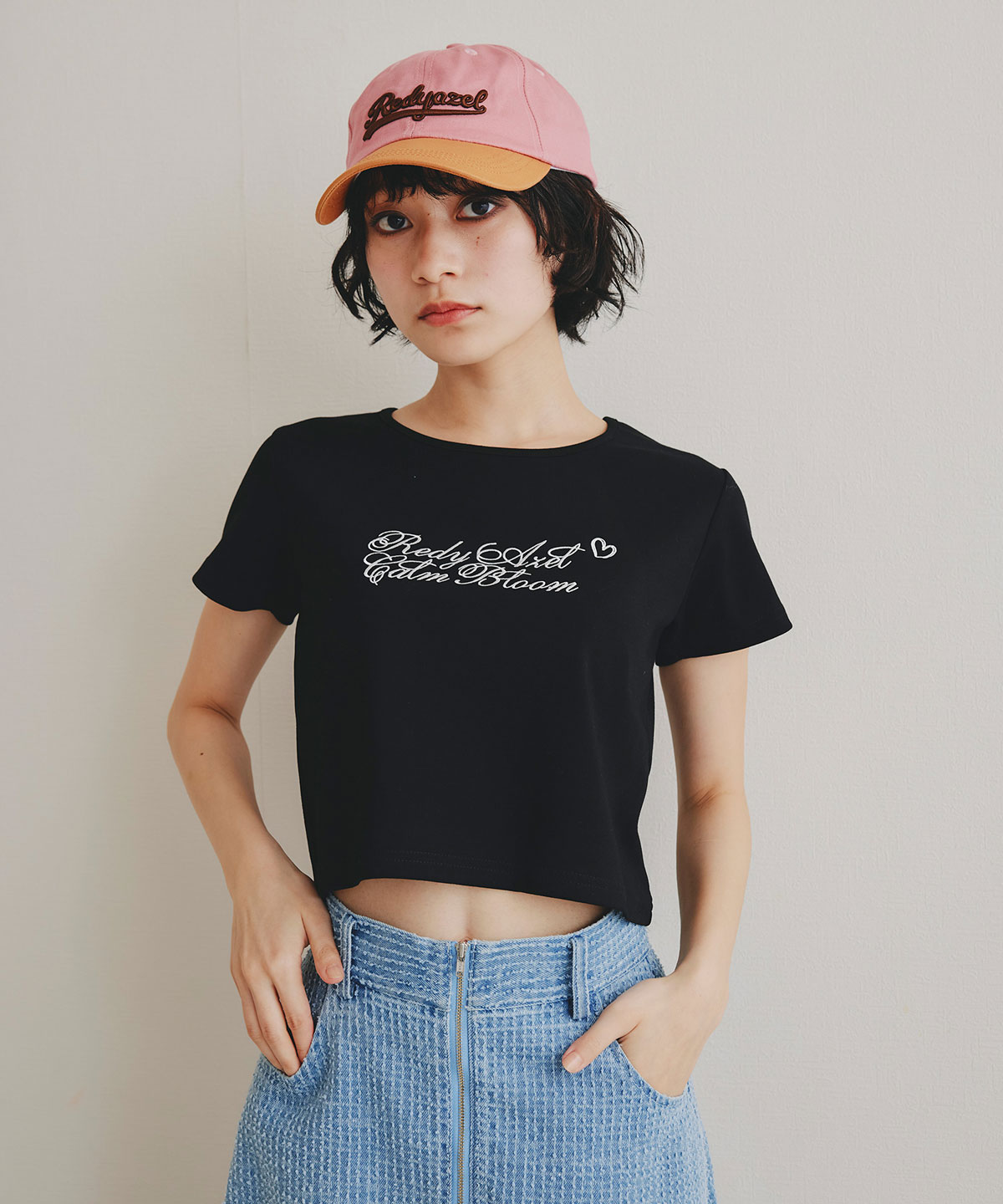 カリグラフィーロゴエンブロイダリークロップドTシャツ