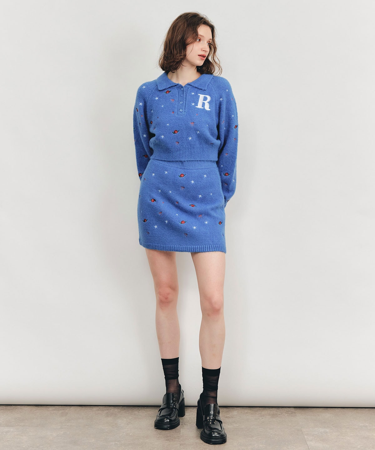 ローズエンブロイダリーポロニット×タイトミニスカートセットアップ