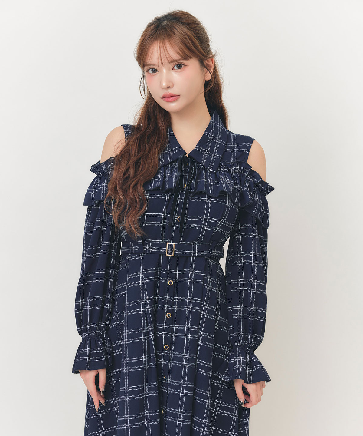 【=LOVE 大場花菜さん着用】フリルチェックオープンショルダーリボンタイロングフリルワンピース