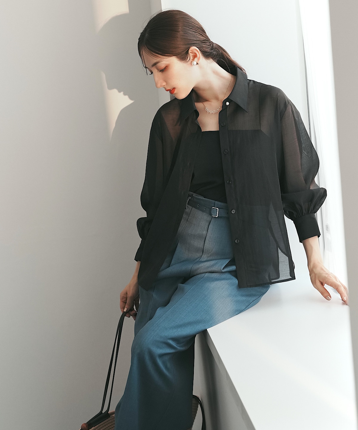 バックレースアップシアーシャツ