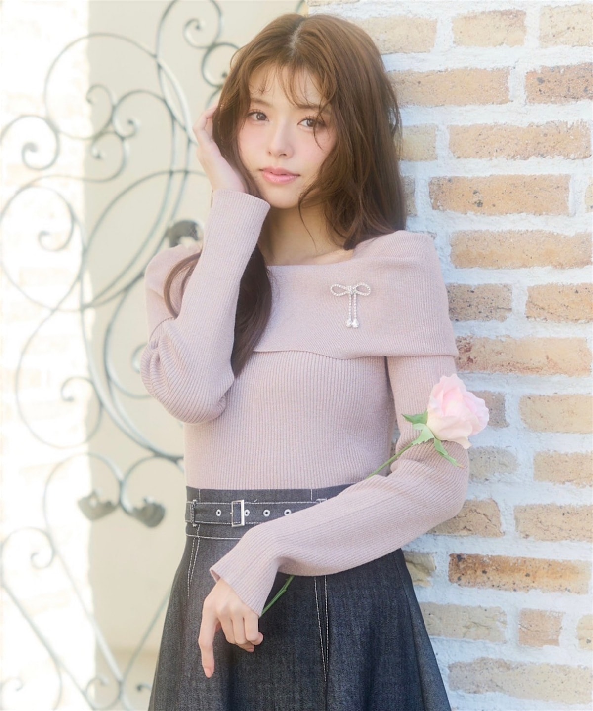 セレクトモチーフブローチ付きオフショルラメニットプルオーバー