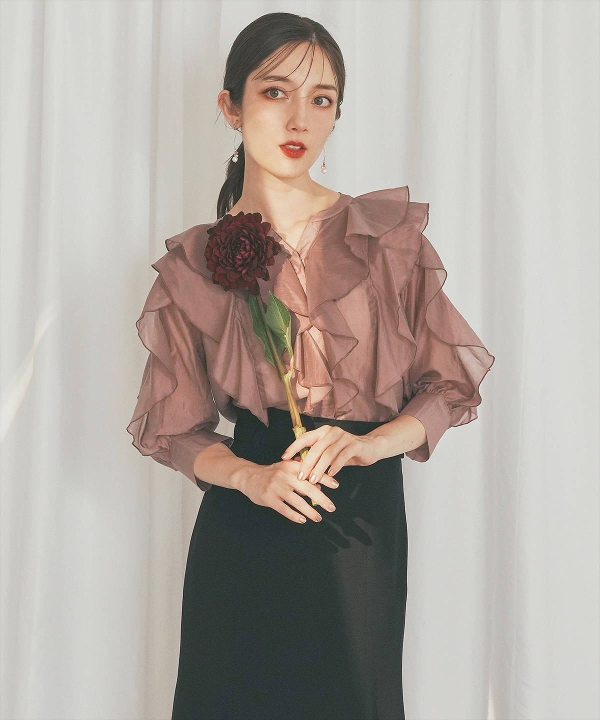 キーネックラッフルフリルブラウス