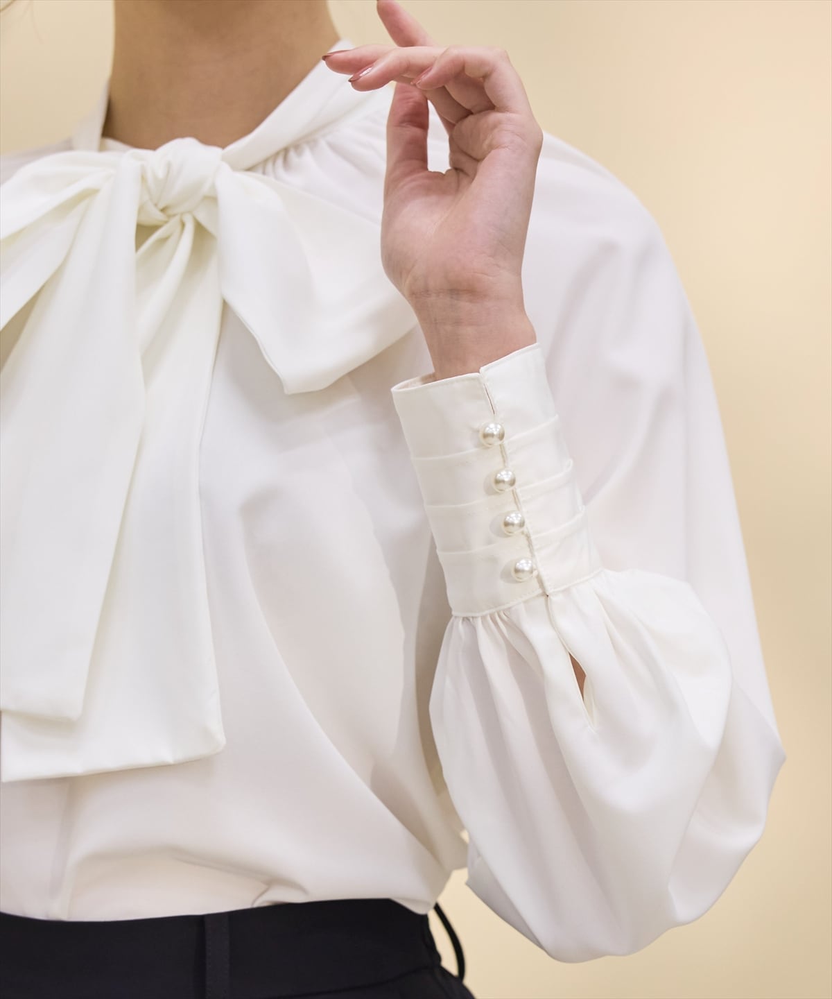 タックディテールボウタイブラウス