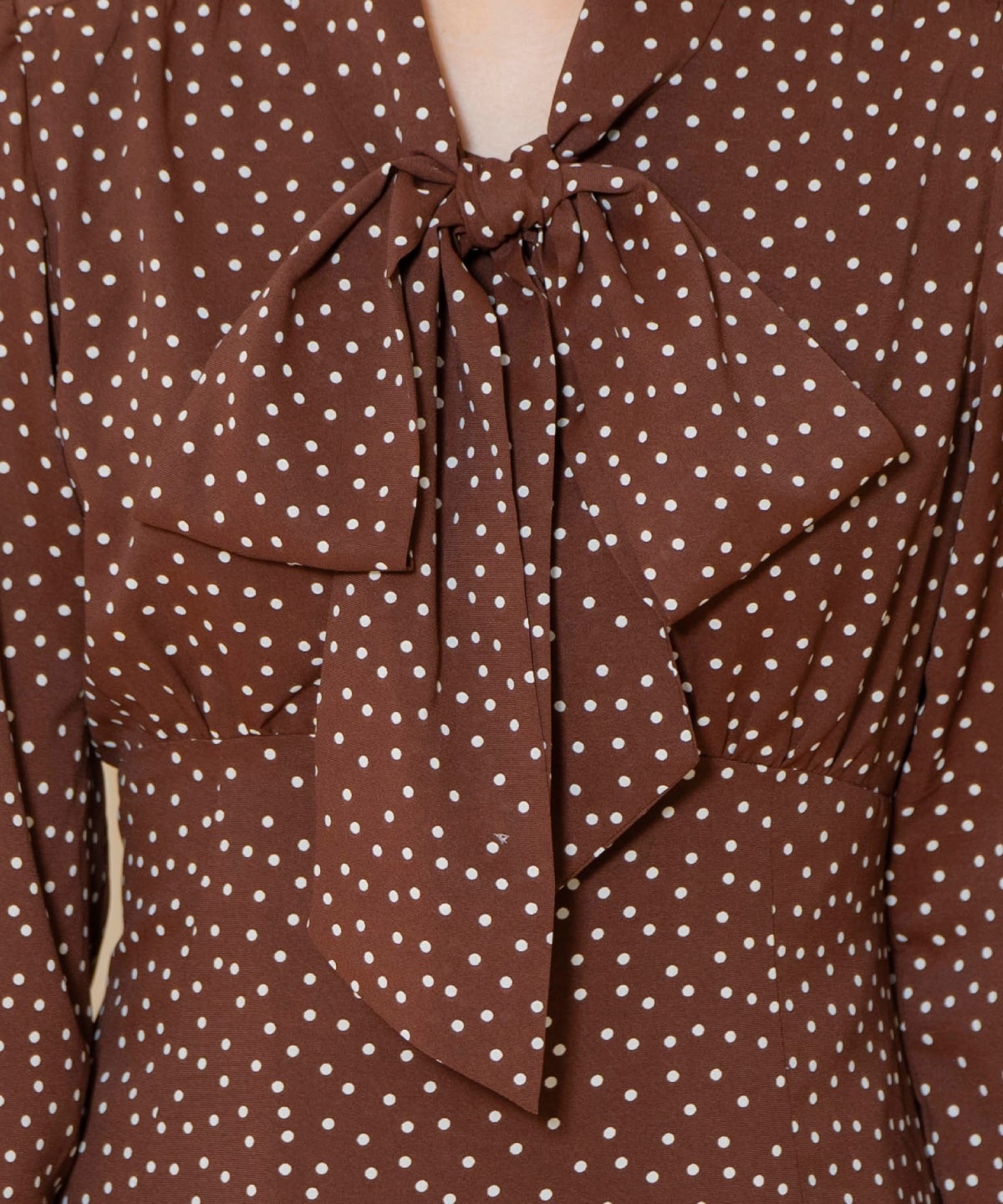 ドット柄ギャザーヘムボウタイワンピース