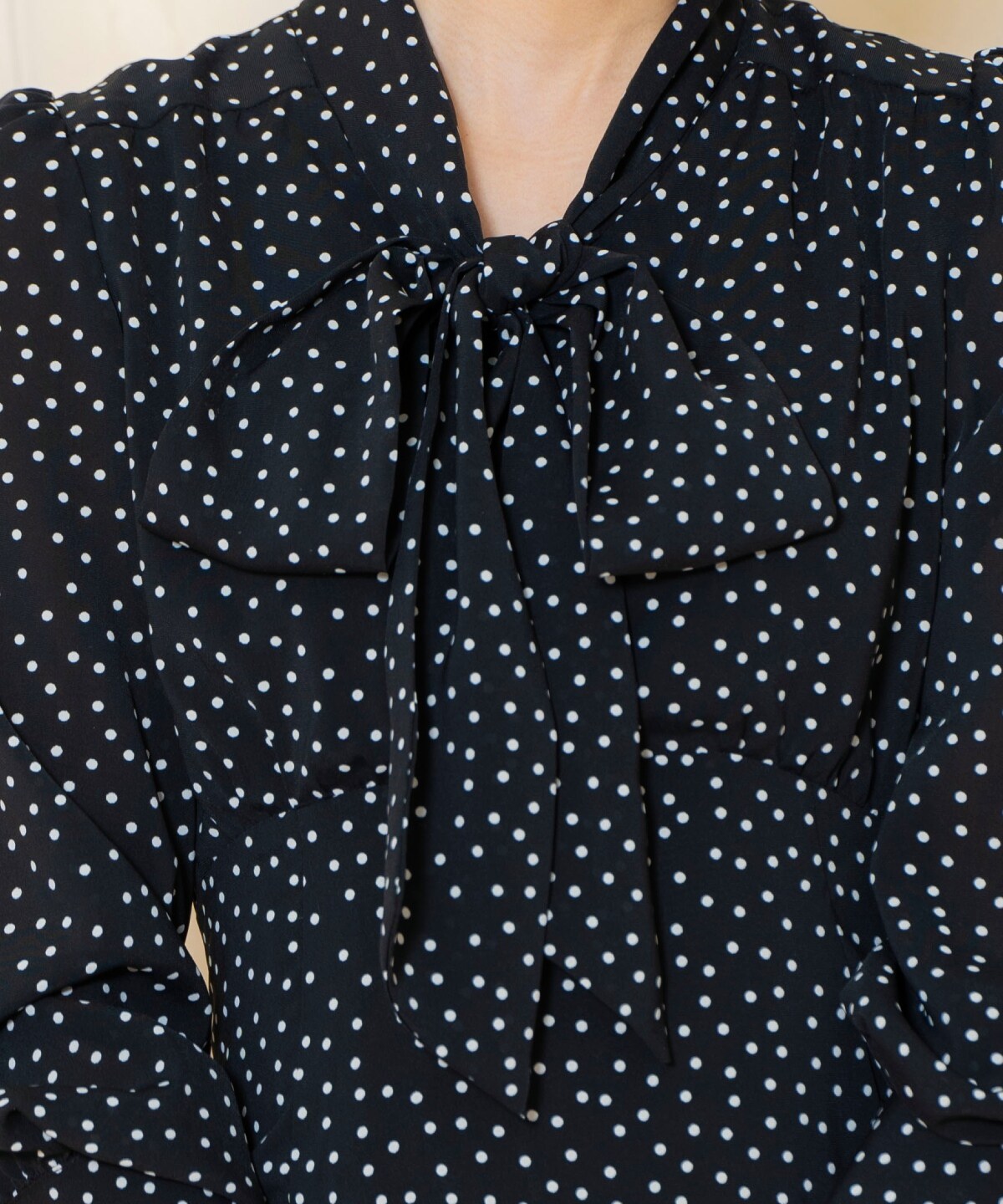 ドット柄ギャザーヘムボウタイワンピース