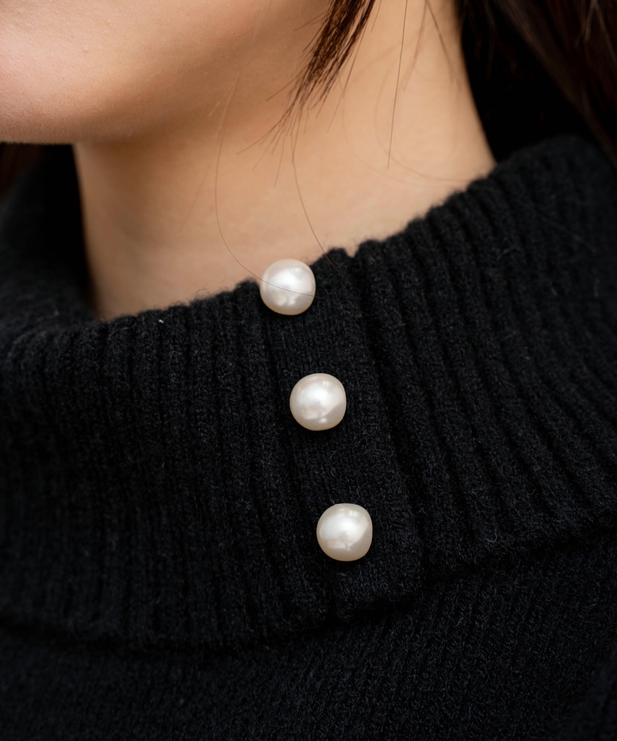 パール付きタートルネックニットワンピース