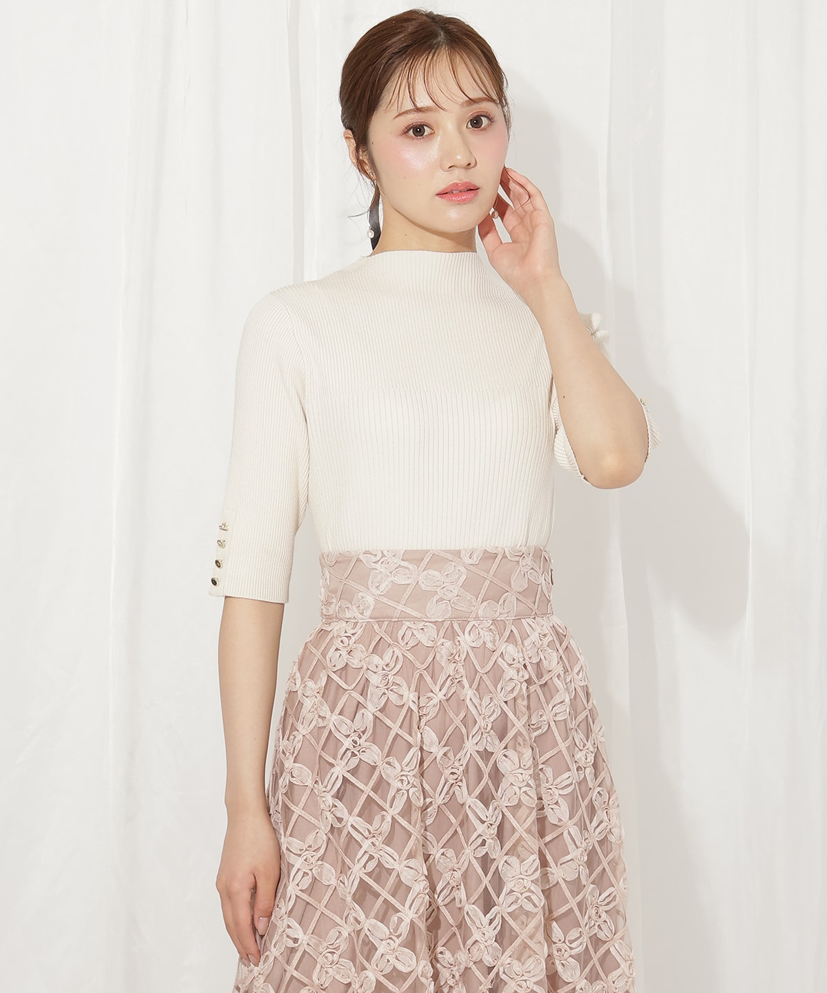 袖口ボタンボトルネックリブニット