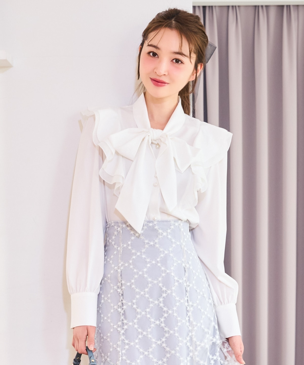 ラッフルボウタイブラウス