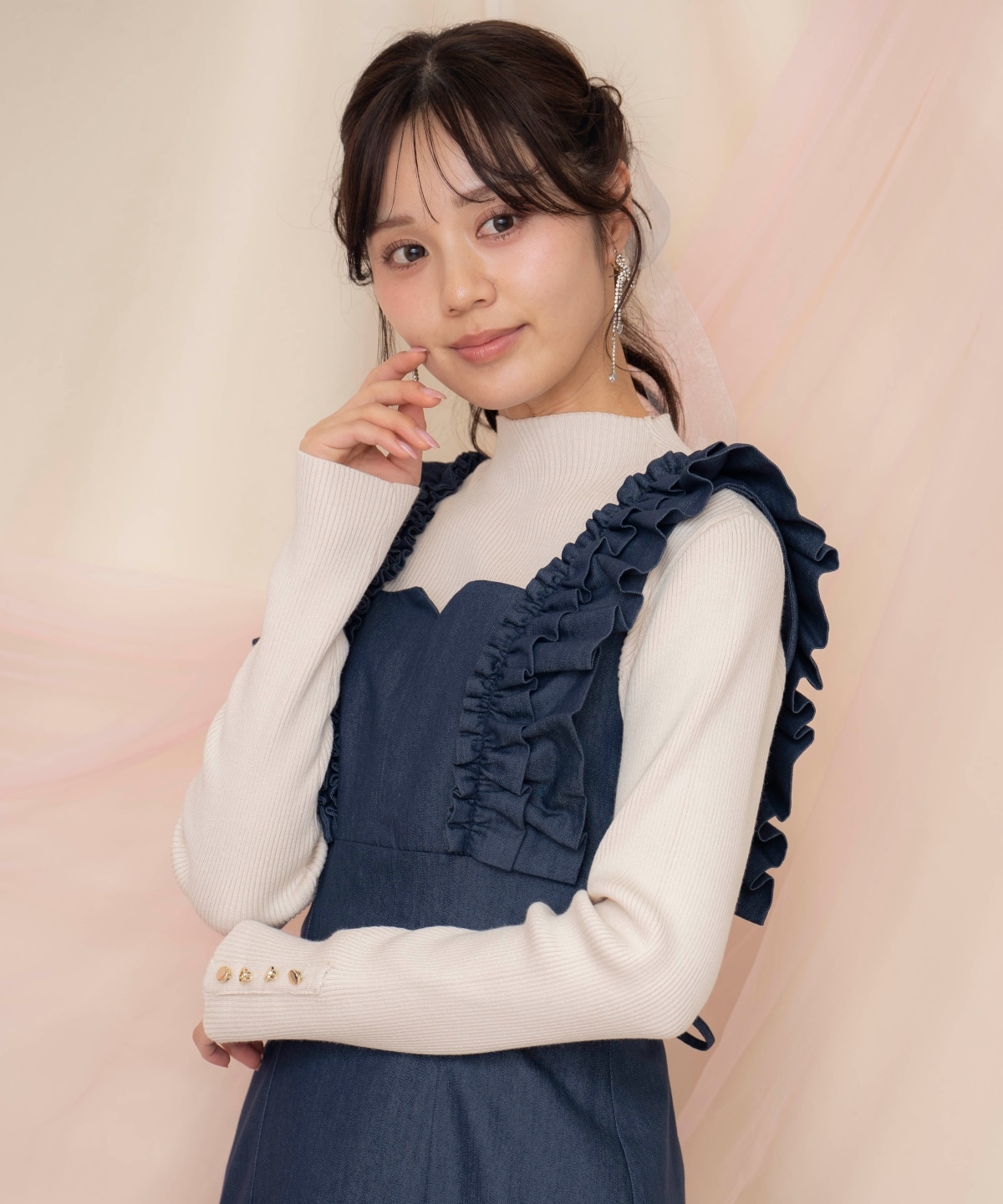 袖口ボタンボトルネックリブニット