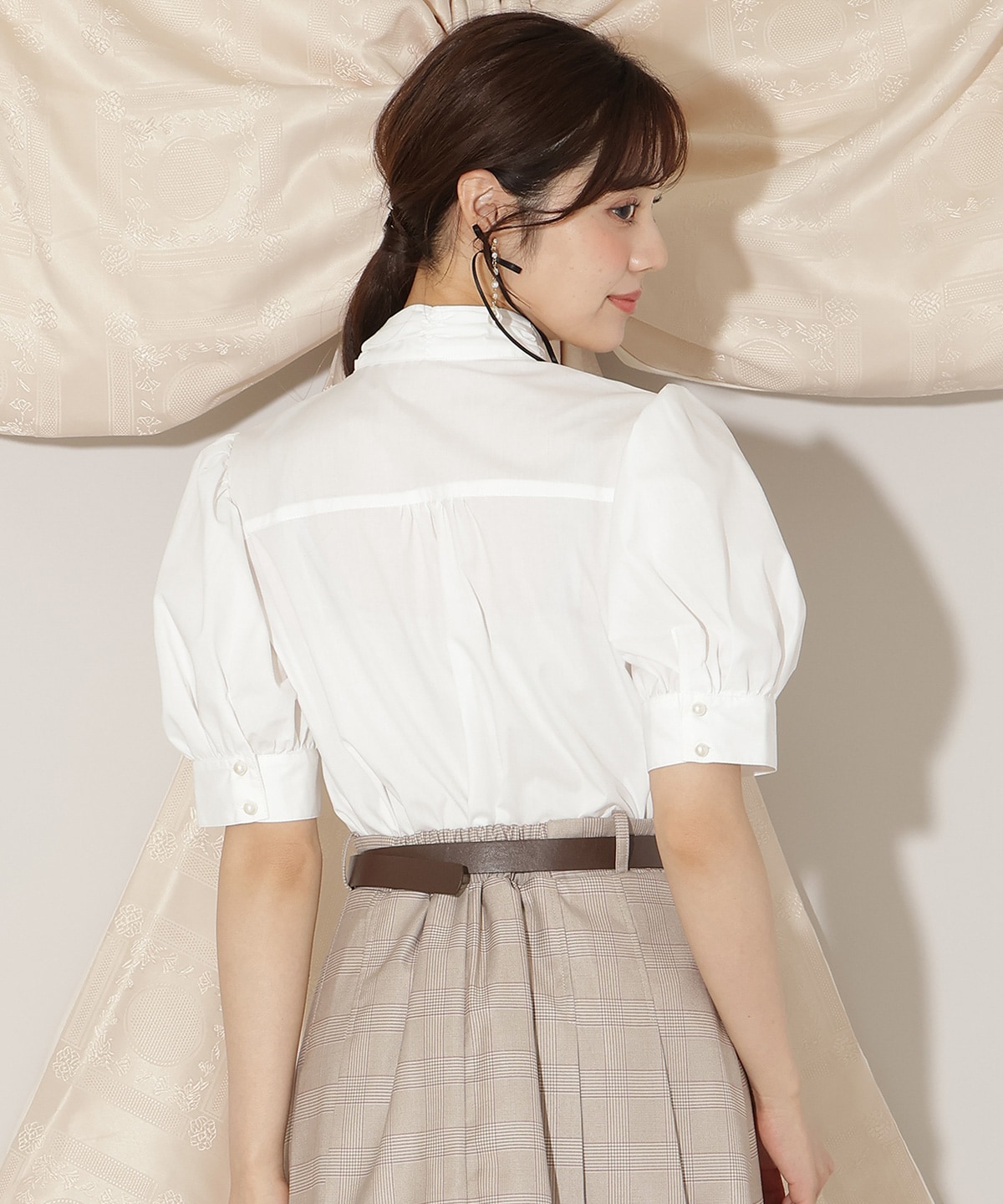 モノグラム刺しゅうリボンタイブラウス