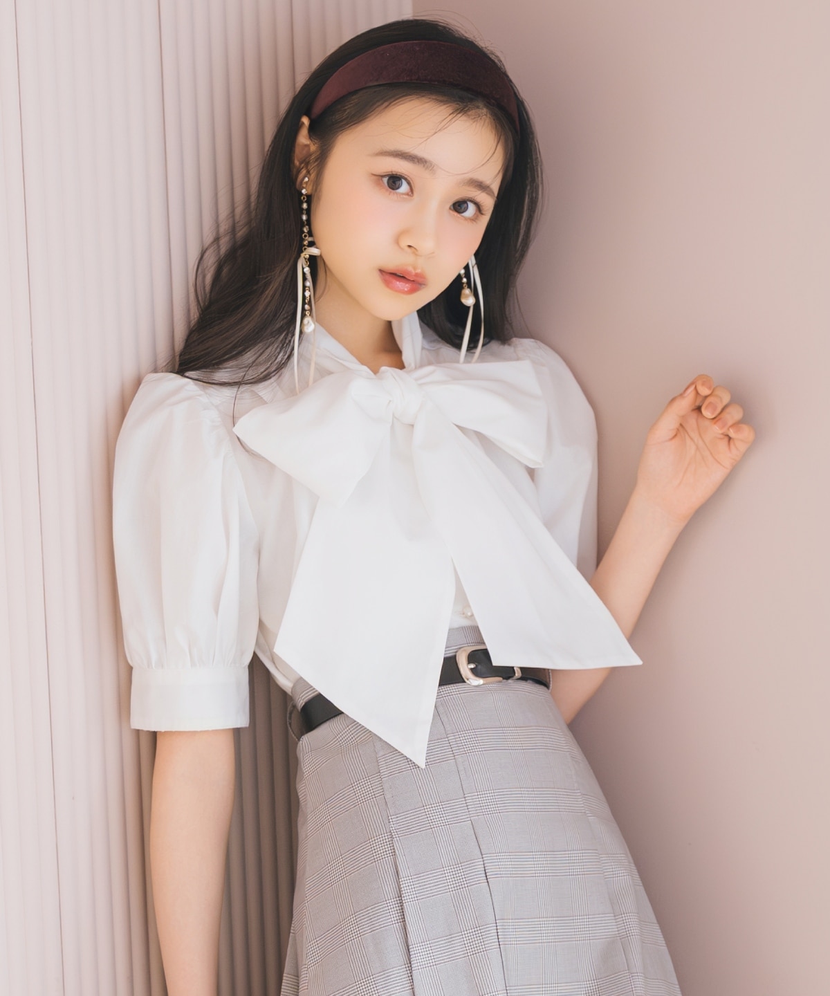 モノグラム刺しゅうリボンタイブラウス