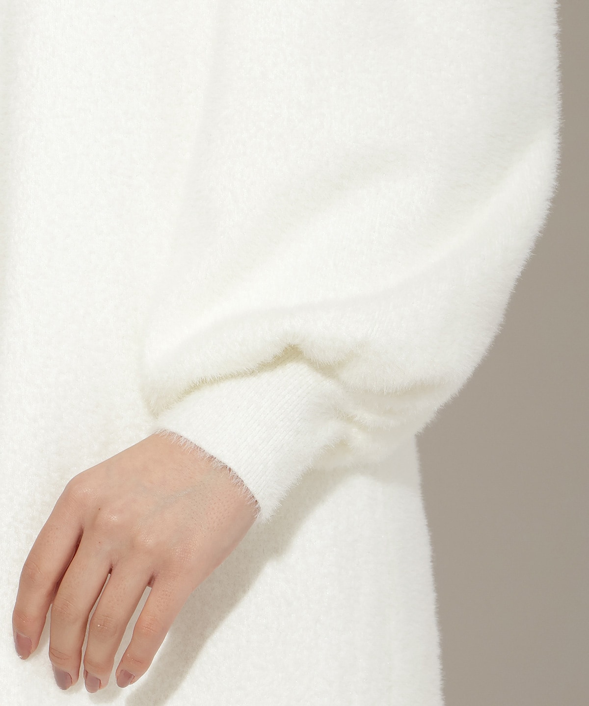 オープンショルダーラメフェザーニットワンピース