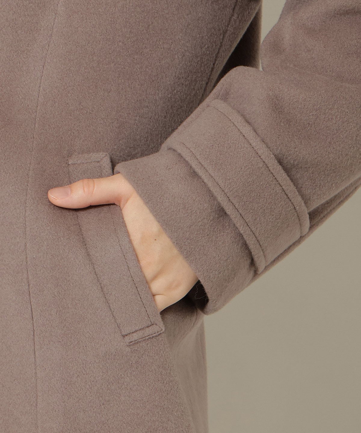 ゴールドボタンミドル丈Pコート