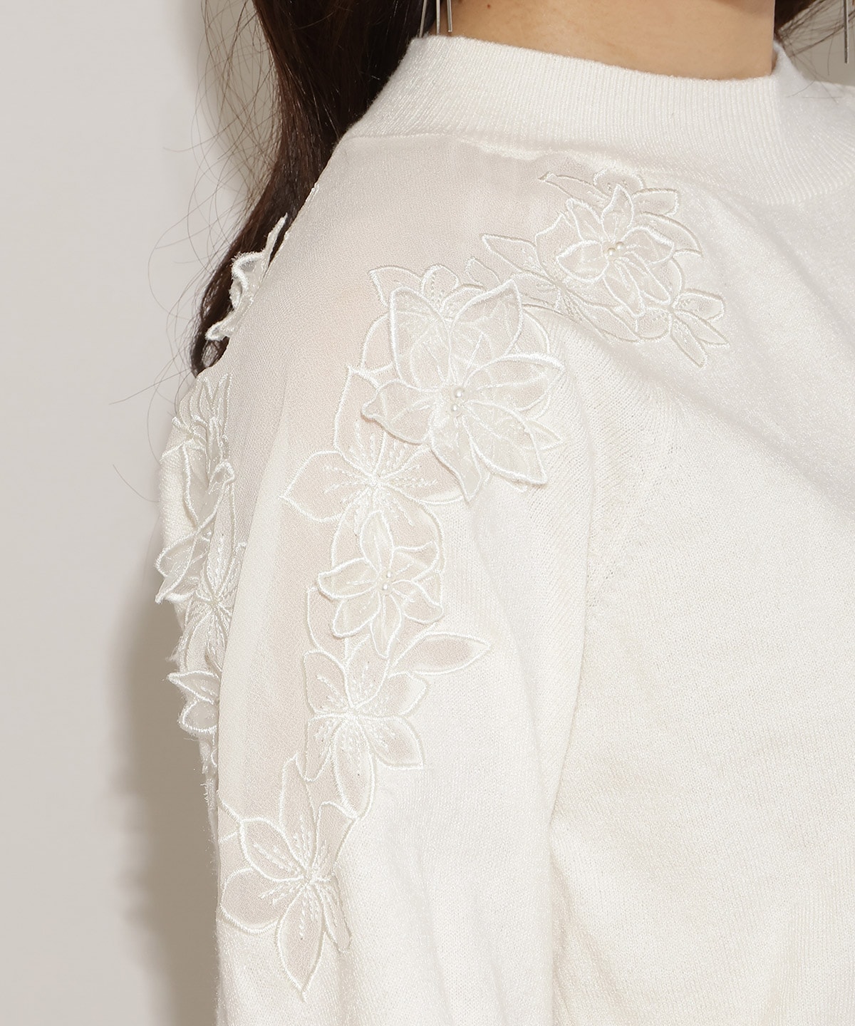 ショルダーエンブロイダリーニット