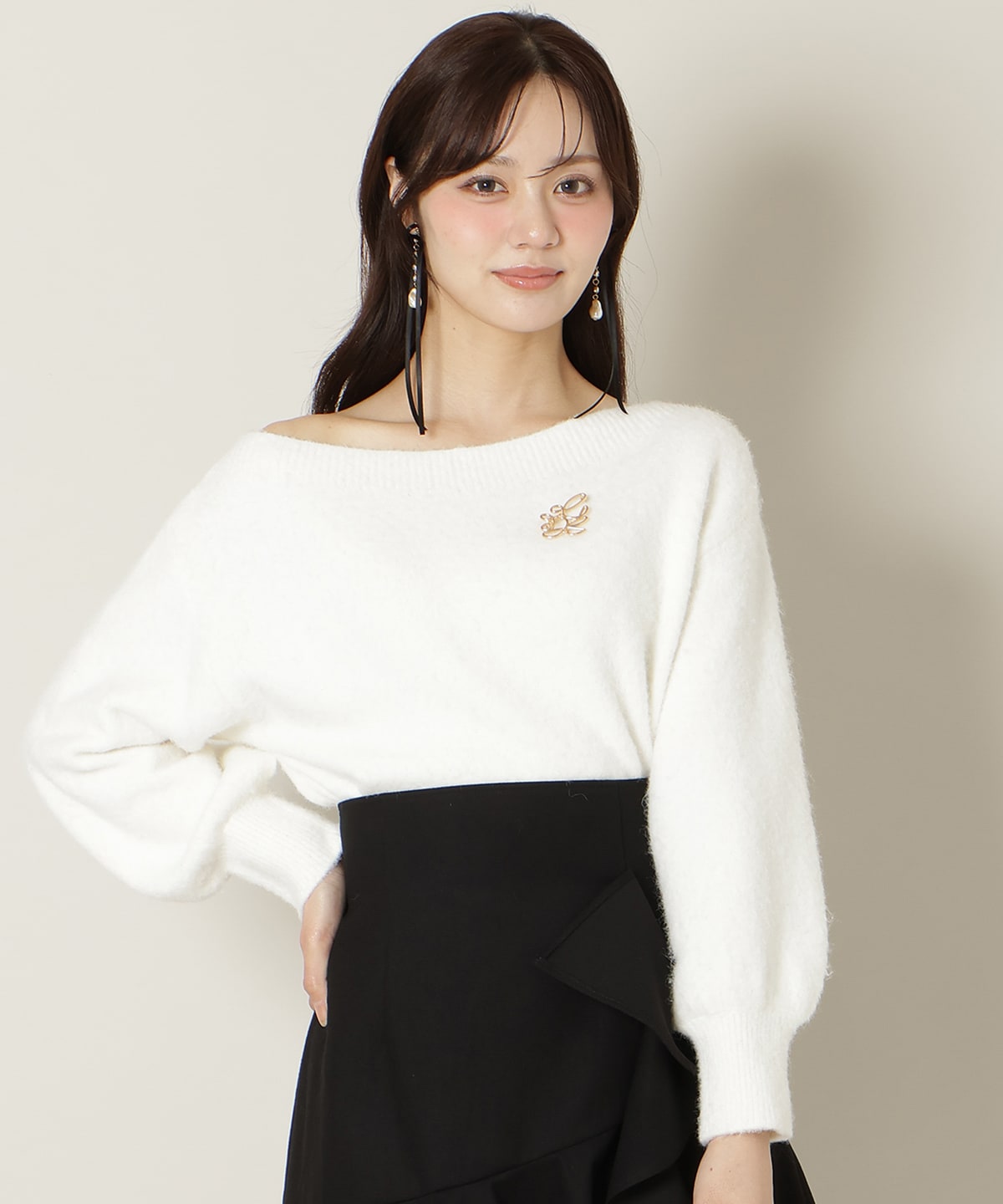 ブローチ付きオフショルニット