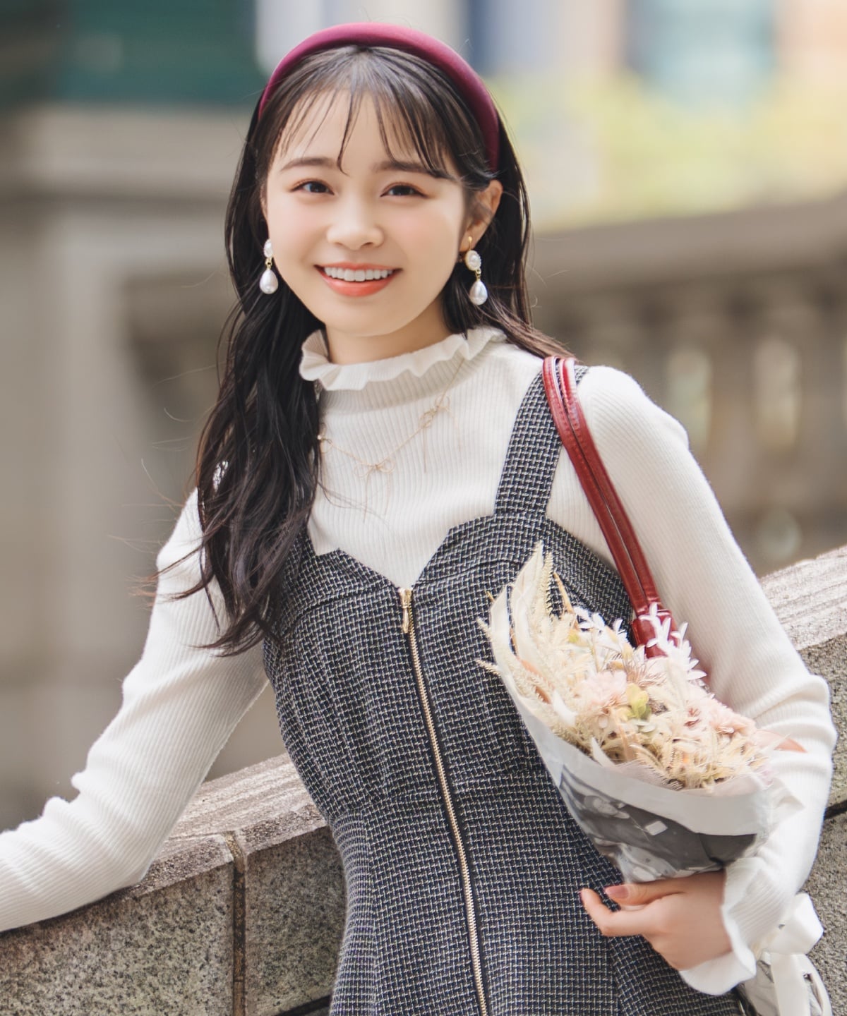 フリルネックプルオーバー