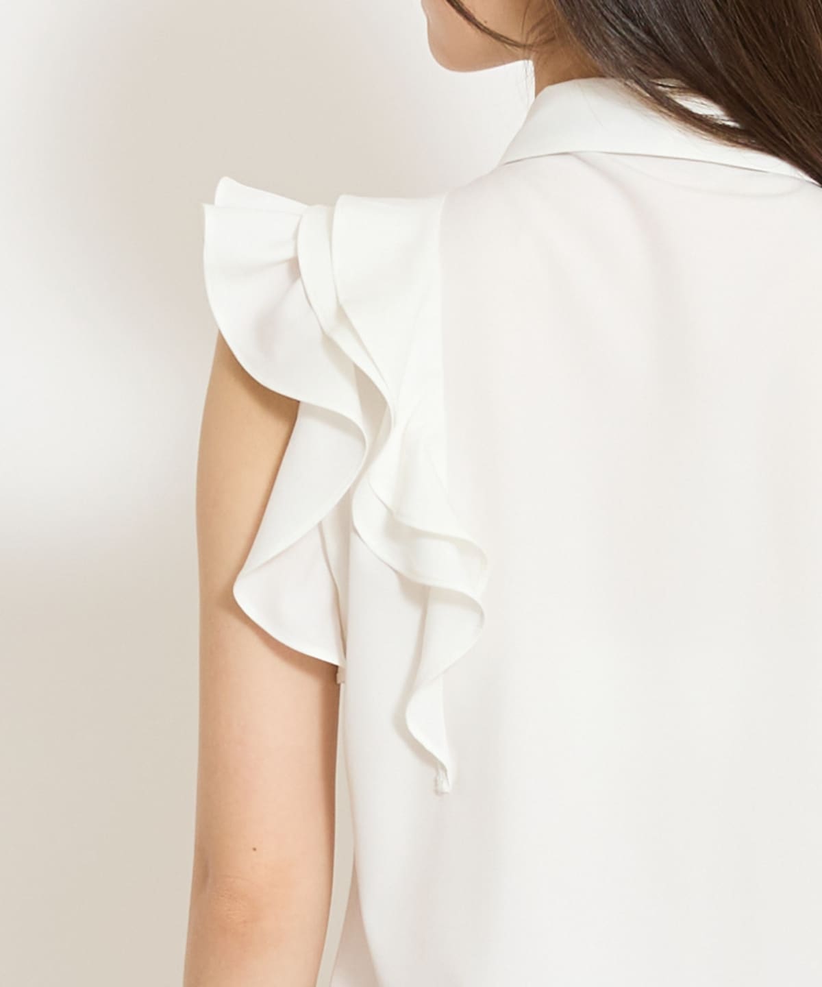 ラッフルフリルノースリーブブラウス