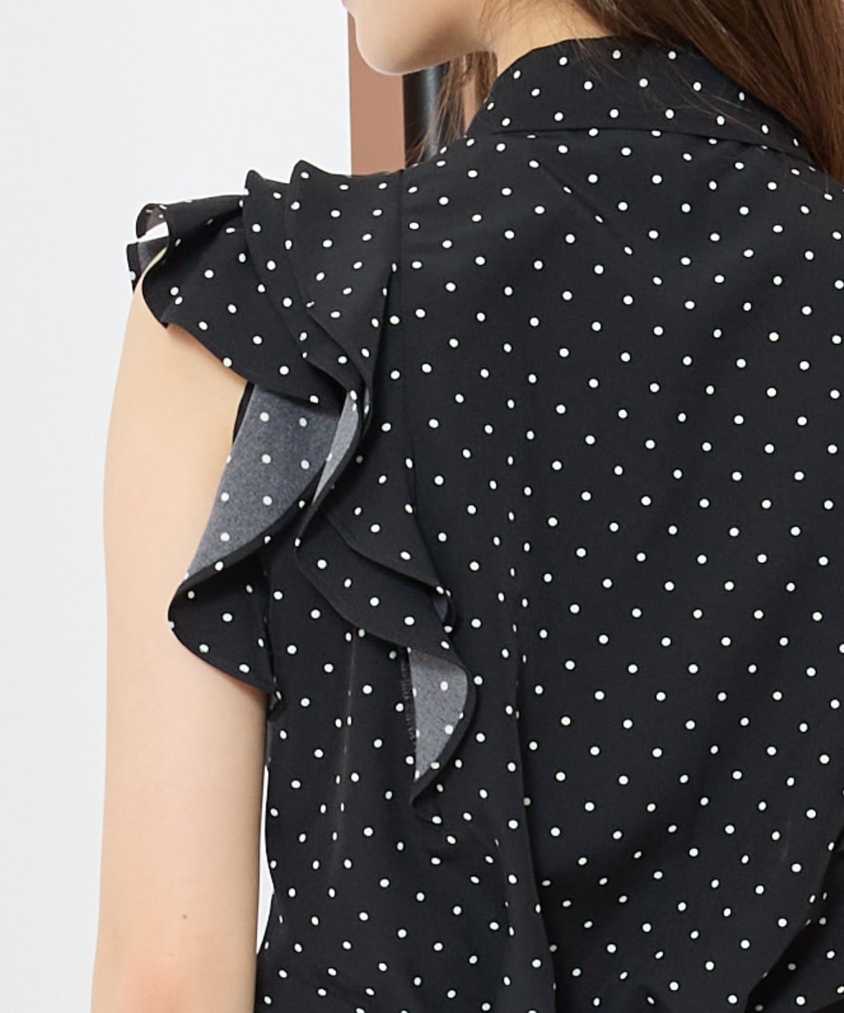 ラッフルフリルノースリーブブラウス