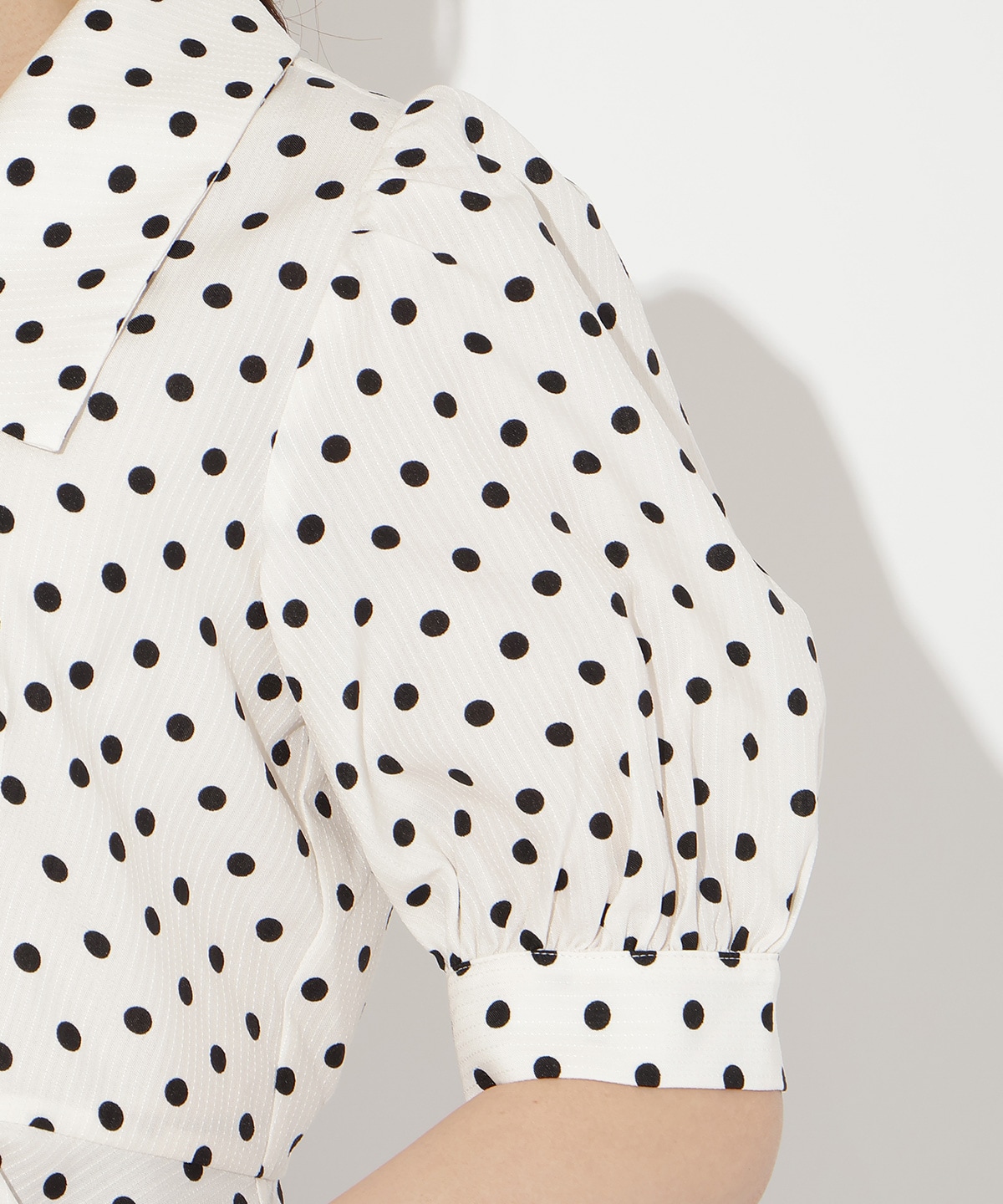 パフスリーブドットブラウス