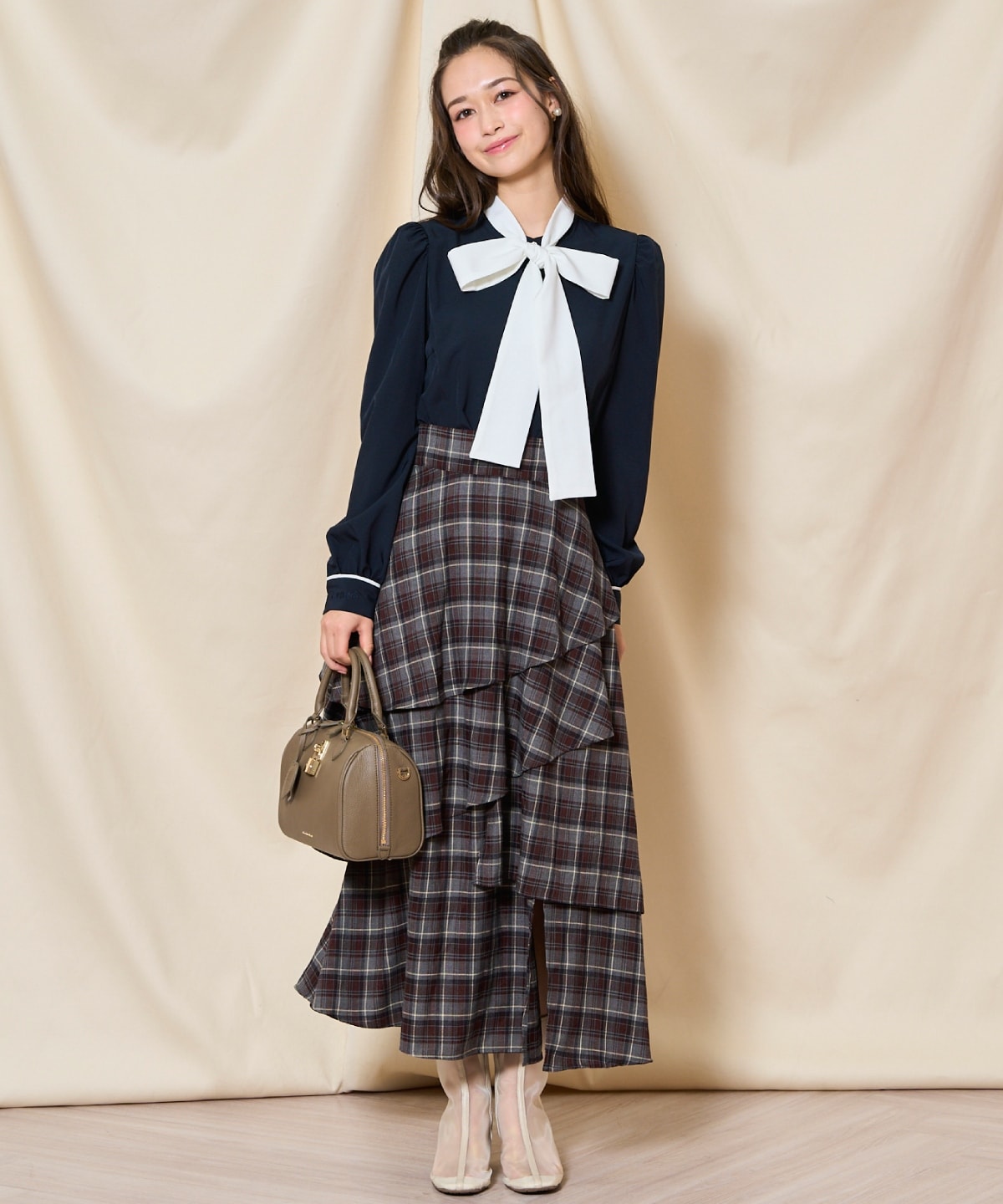 カフス刺繍ボウタイブラウス