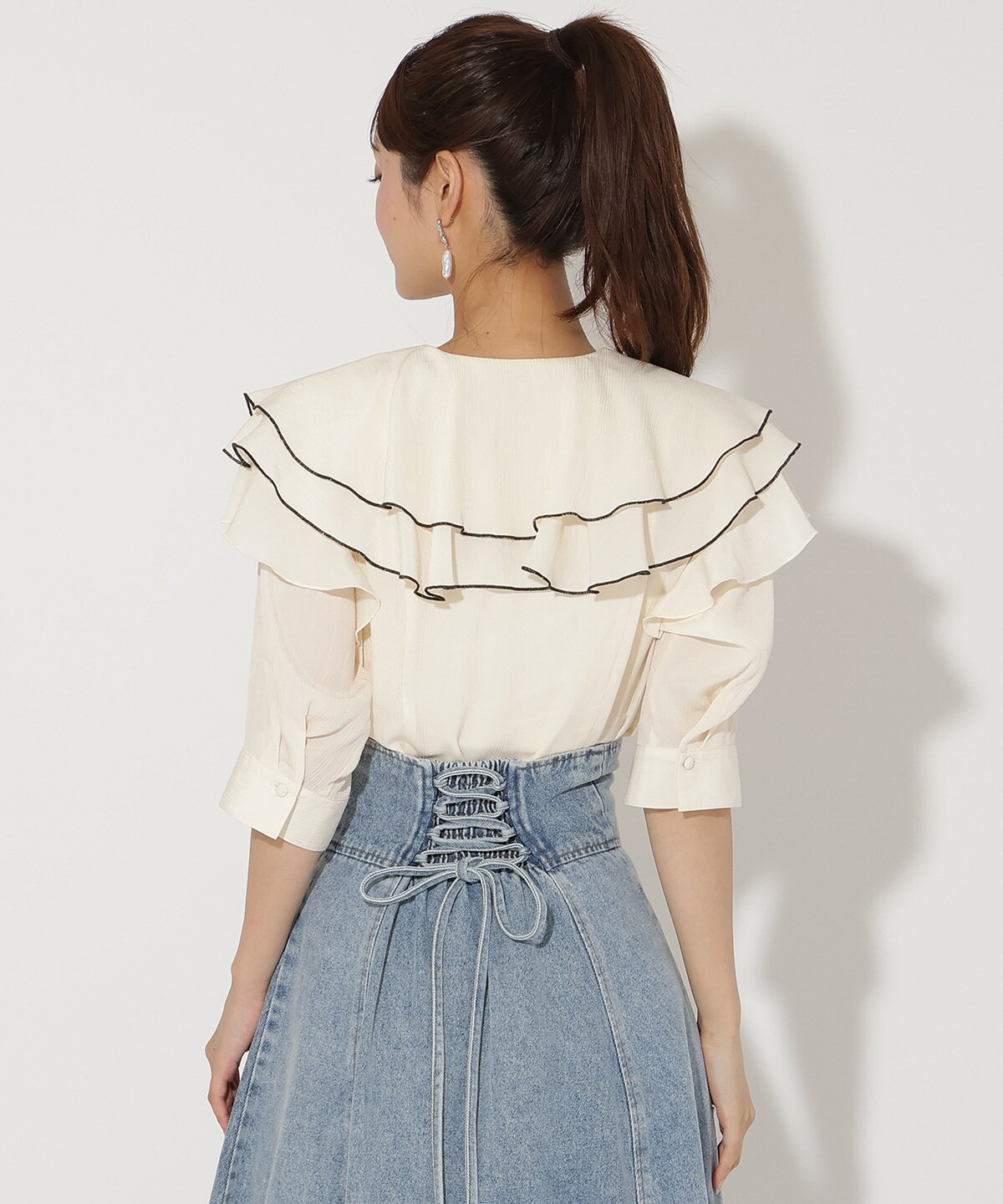 ラッフルハーフスリーブブラウス
