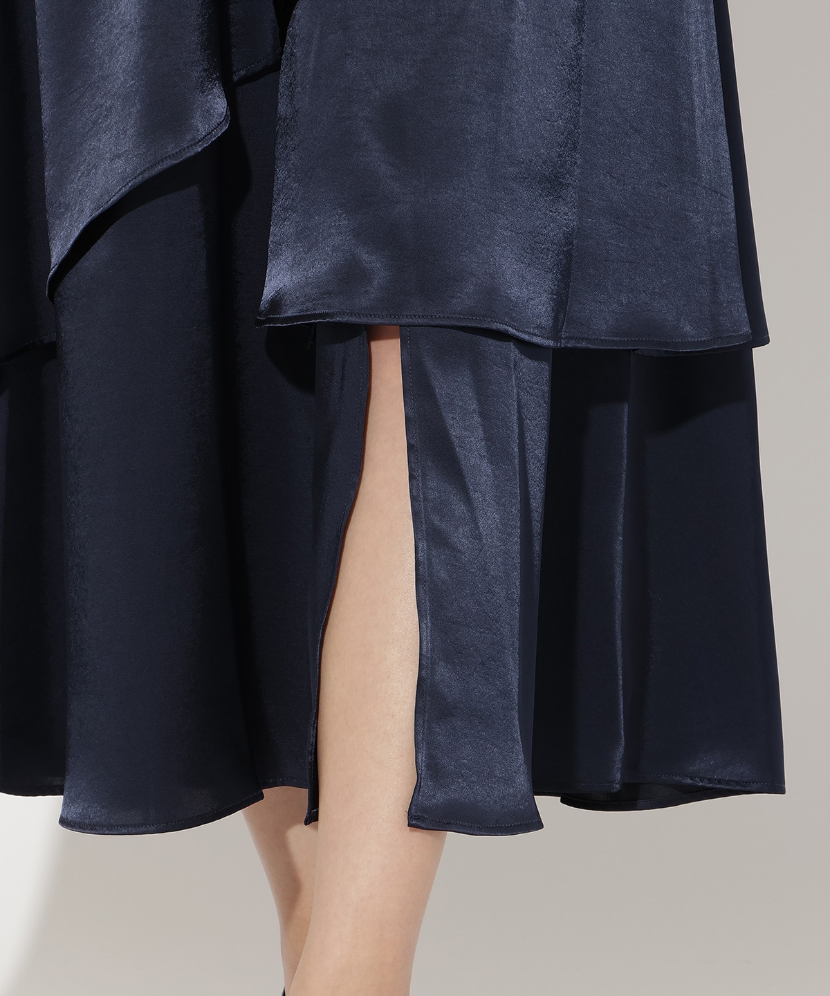 サテンアシメフリルティアードスカート