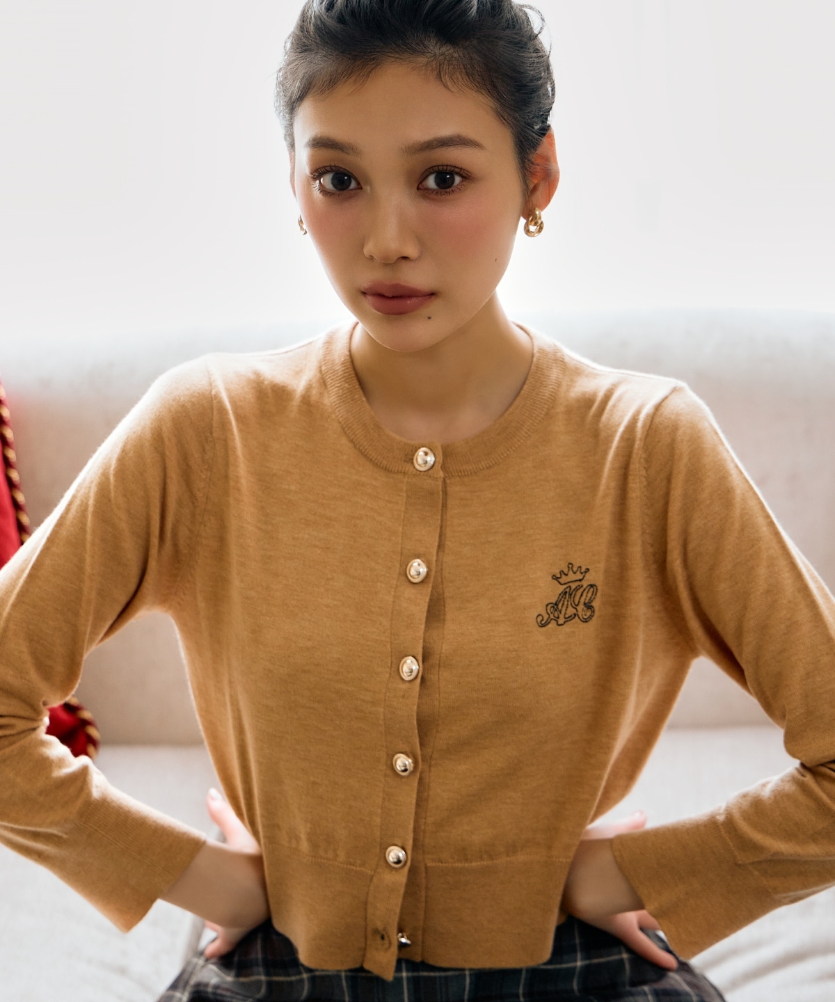 刺繍クルーネックカーディガン