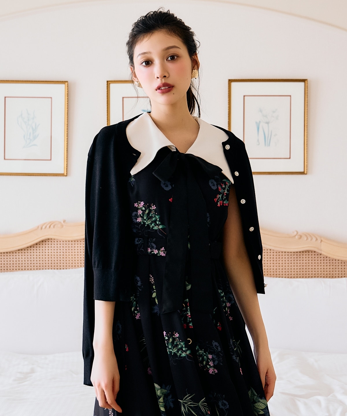 ビジューボタンクルーネックカーディガン