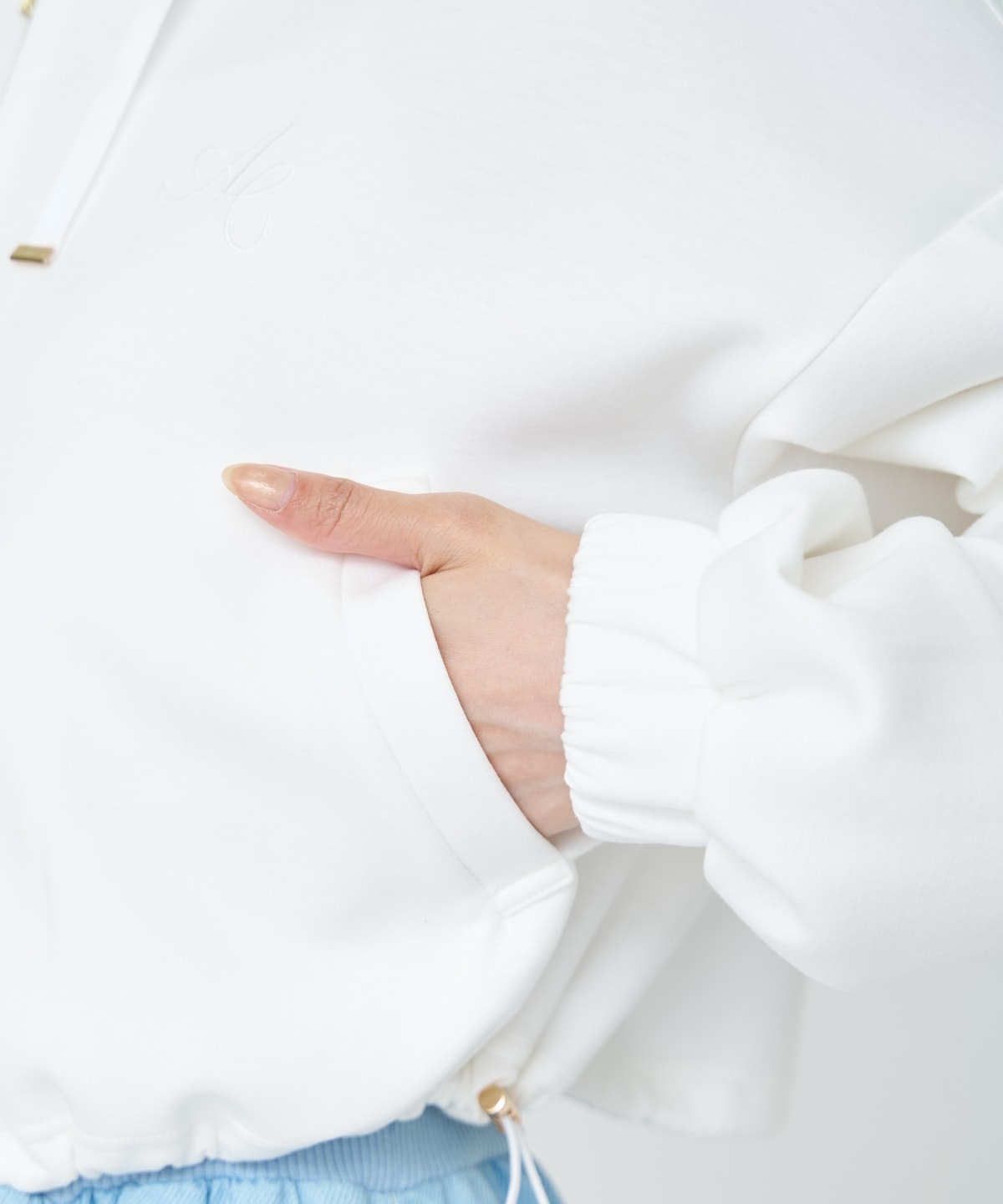 【先行予約受付中】ロゴ刺繍ZIPパーカー