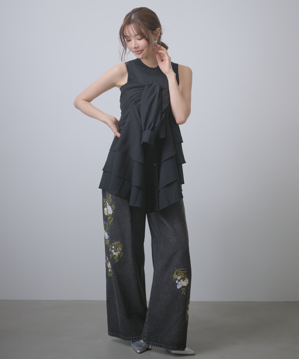【先行予約受付中】ビジュー付き刺繍デニムパンツ