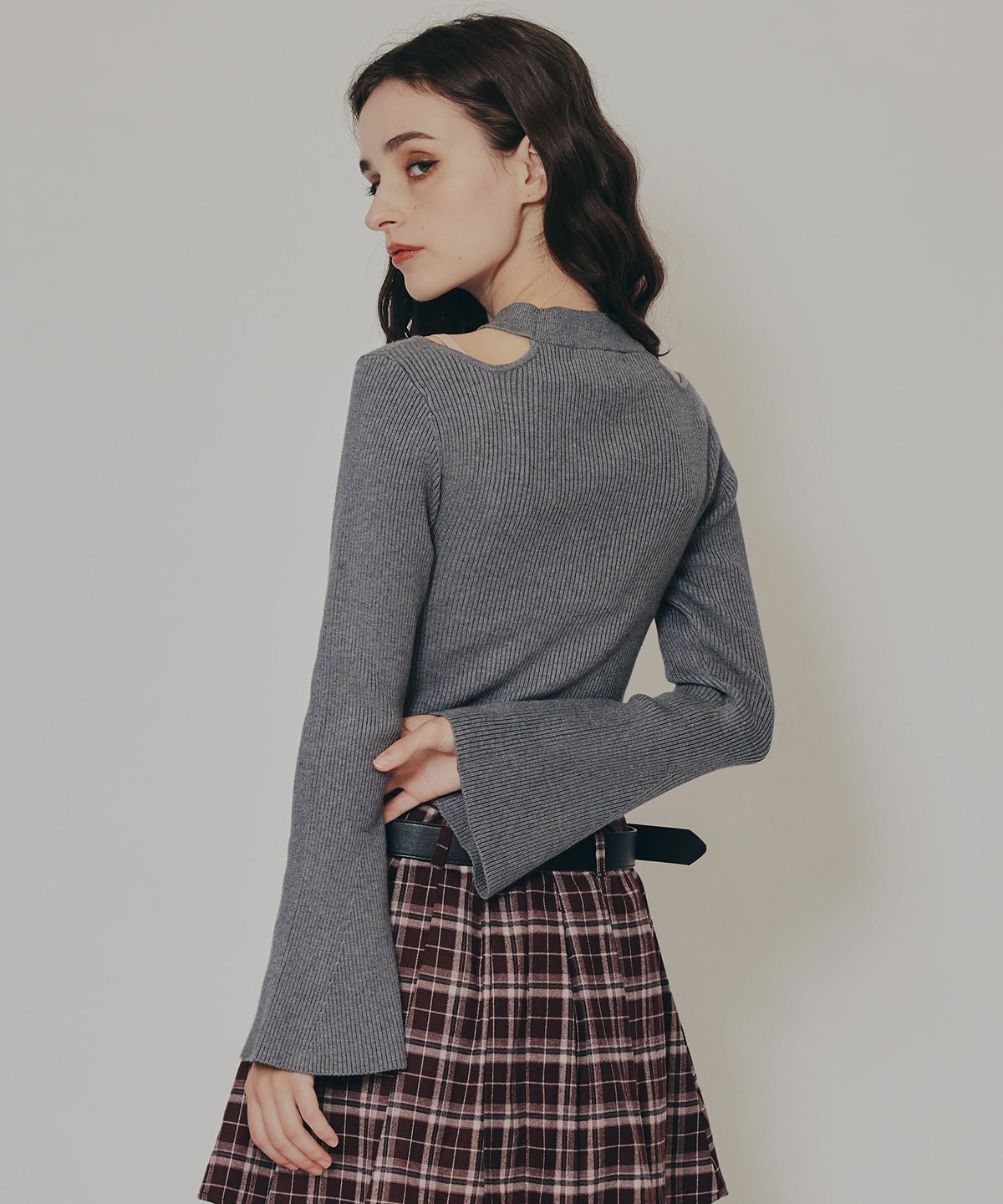 カットアウトリブニットトップス