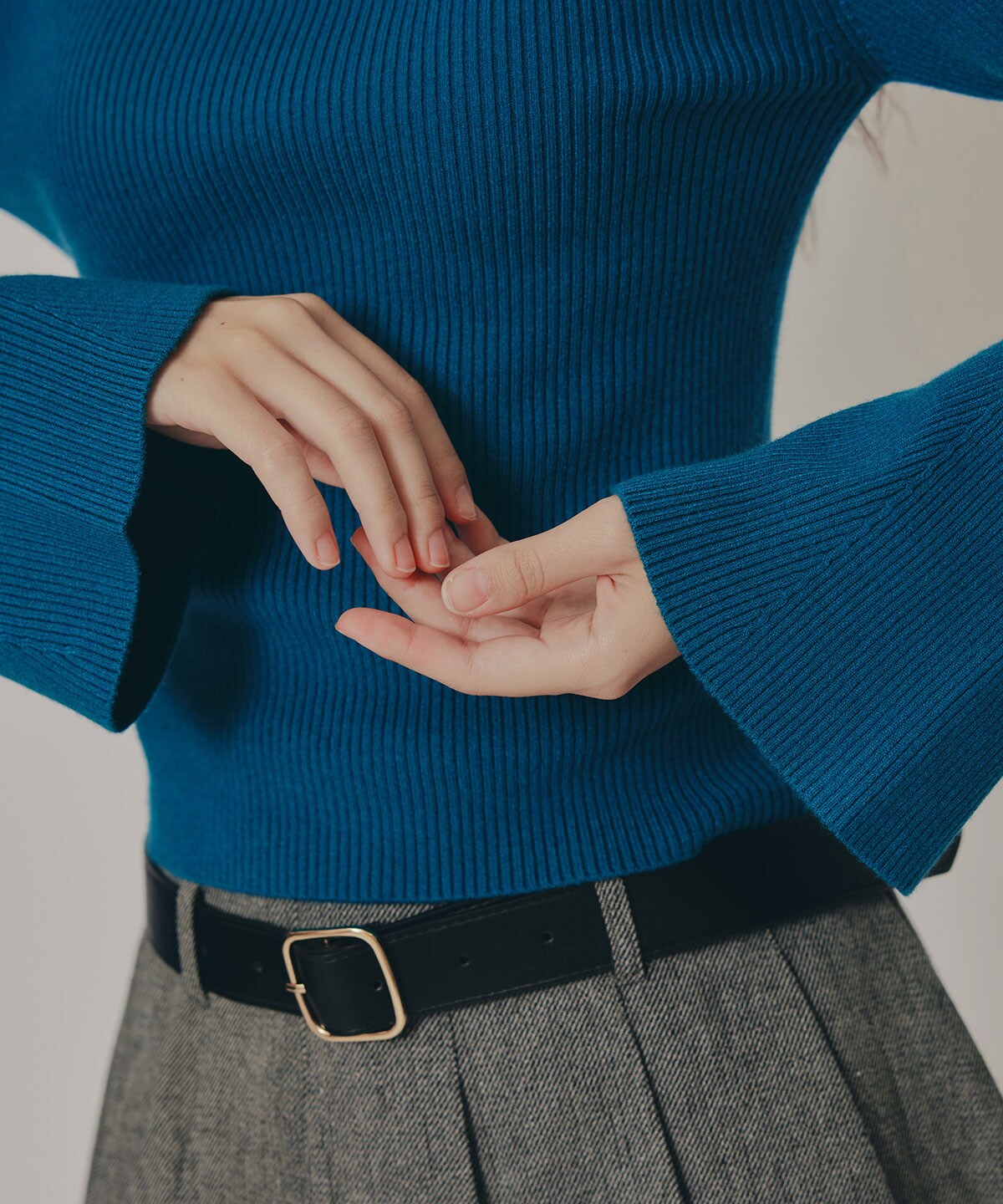 カットアウトリブニットトップス