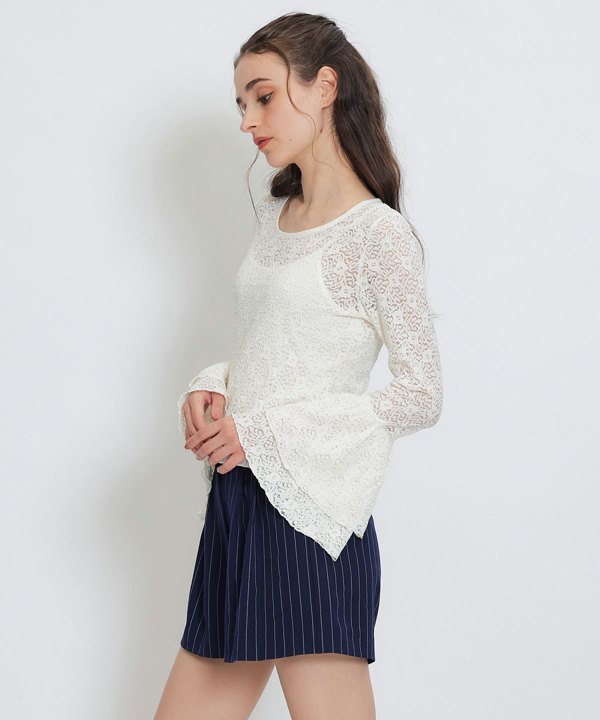 ボリュームスリーブシアーレースブラウス×ベーシックキャミソール