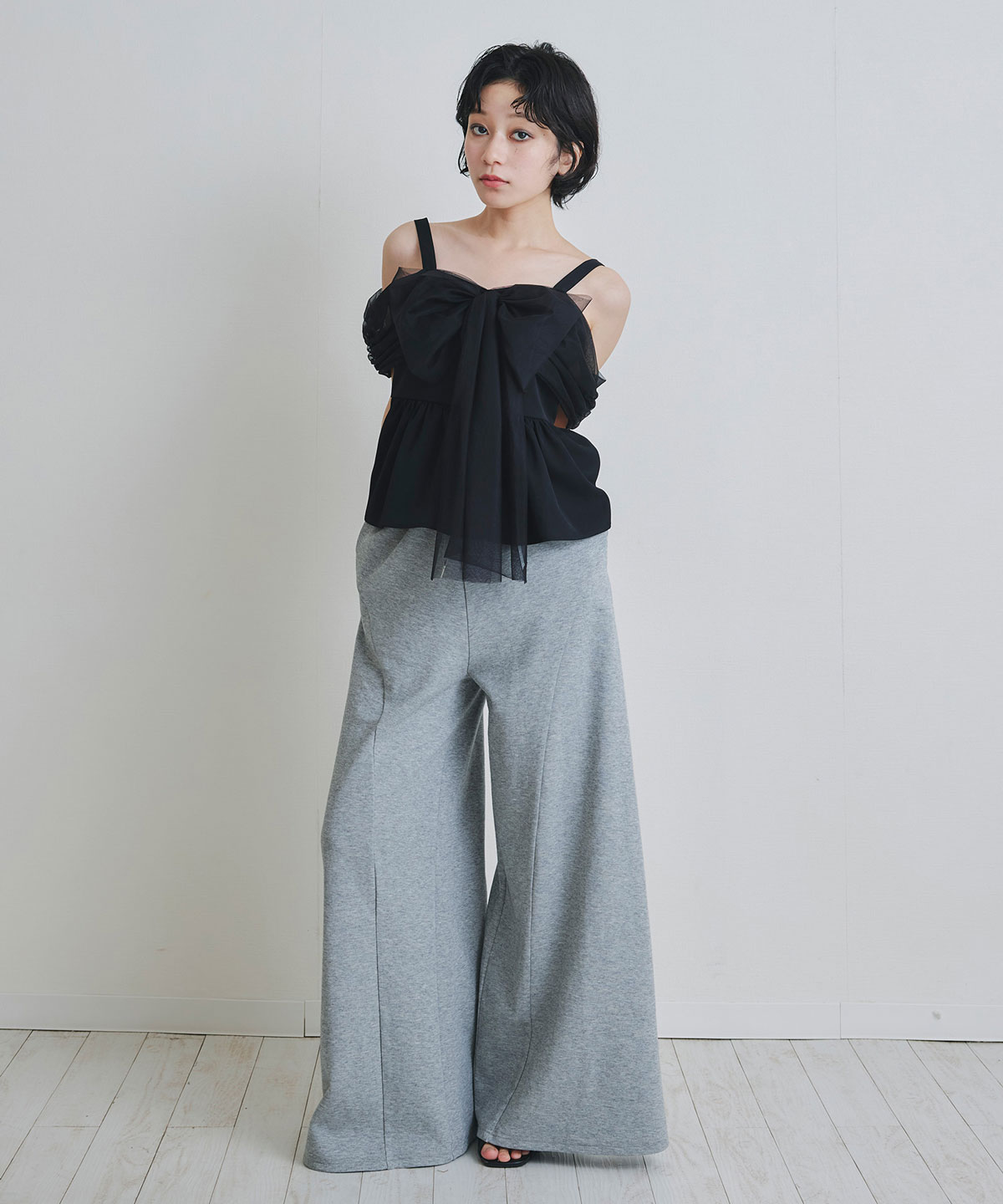 フォルムラインフレアパンツ