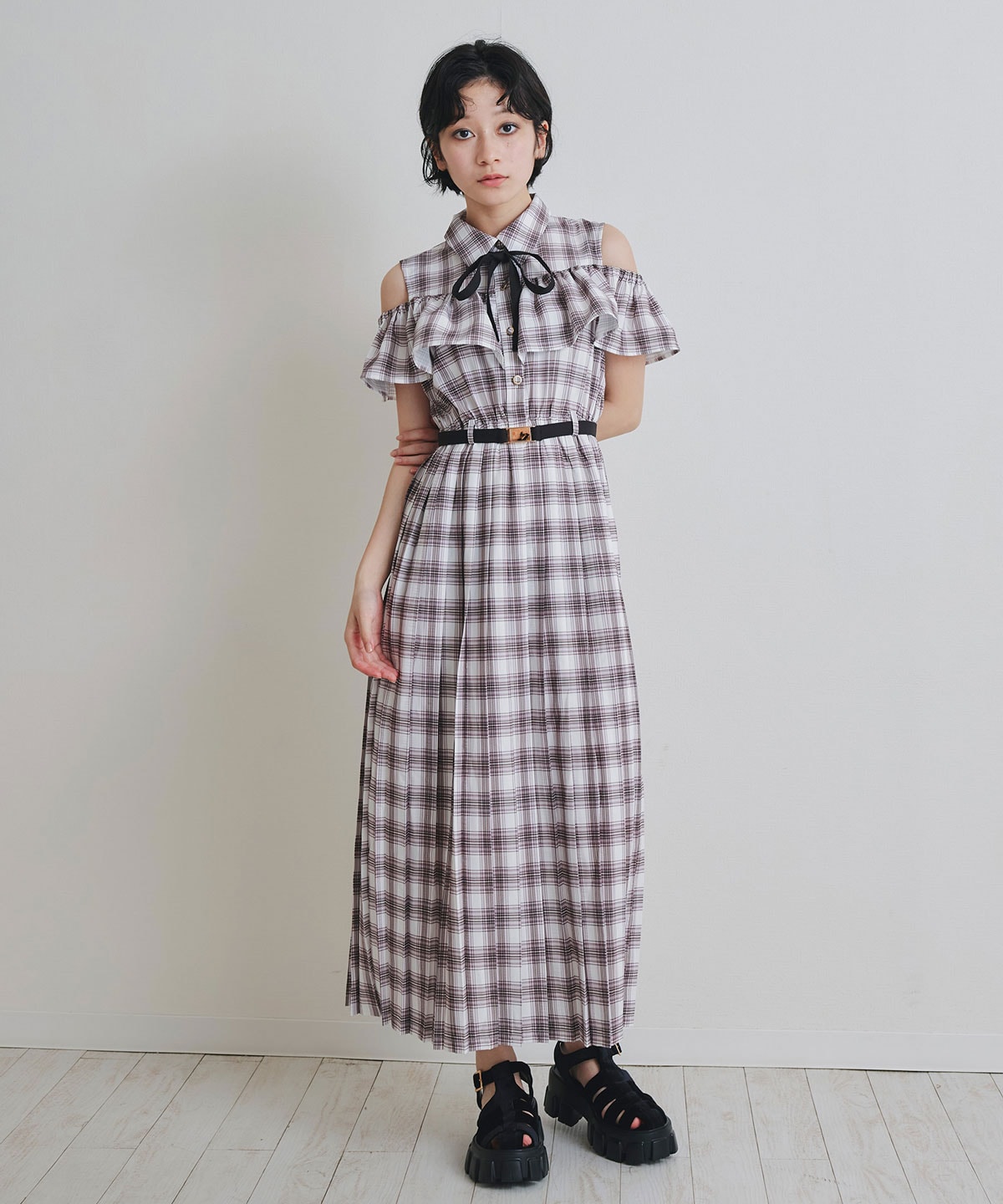 オープンショルダーチェックプリーツロングワンピース