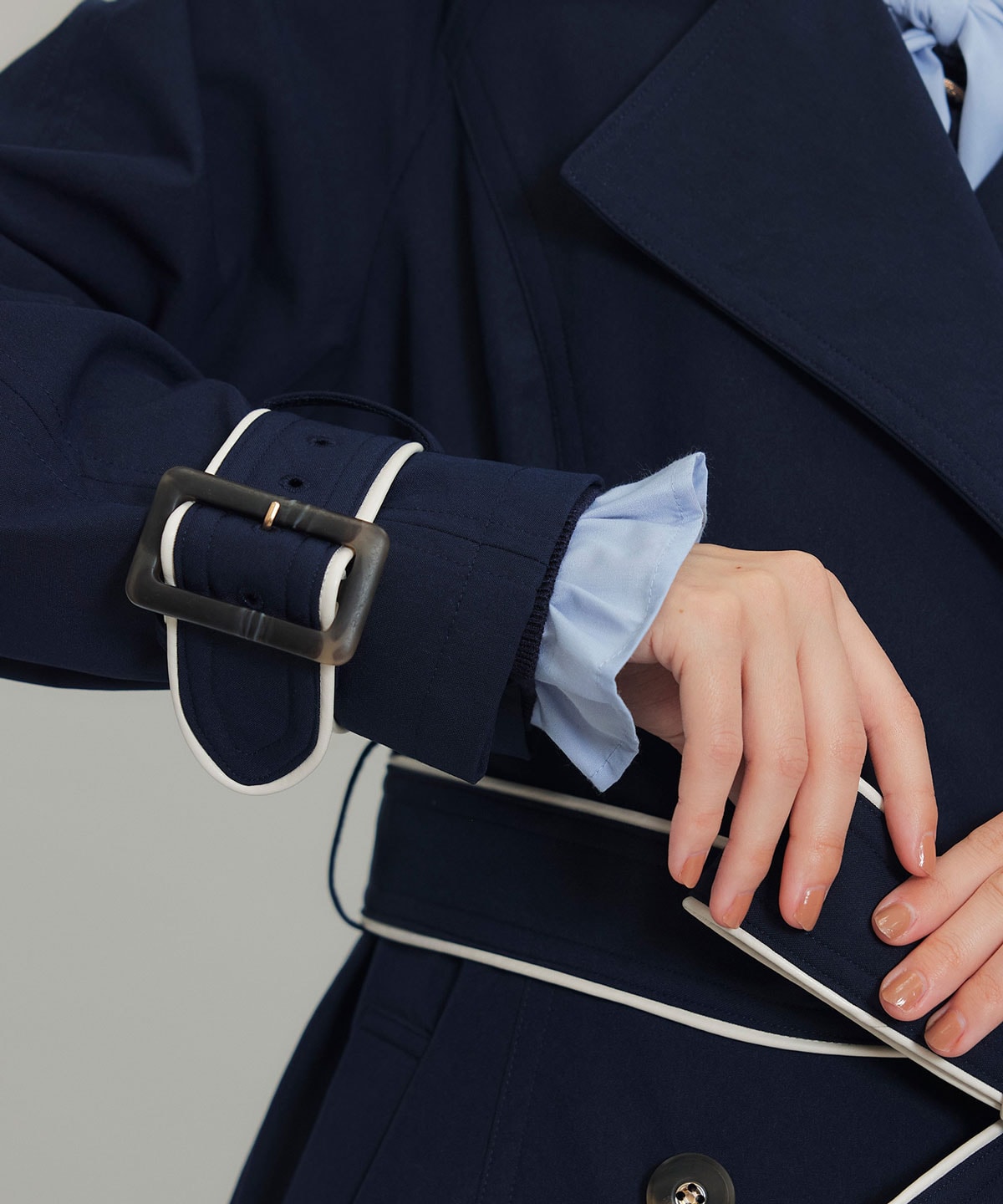 バックバイカラーパイピングベルトデザインロングトレンチコート