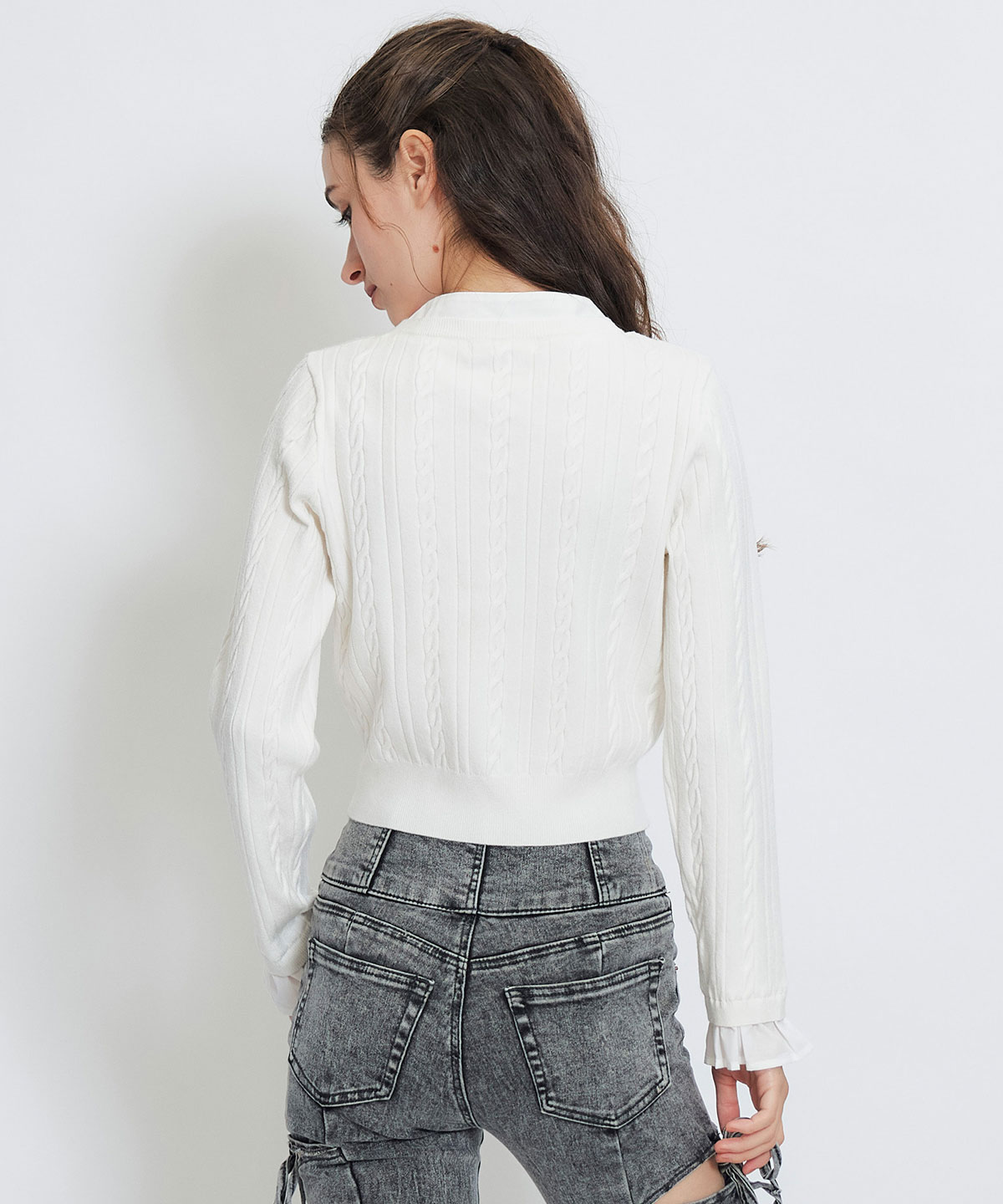 エンブレムボタンケーブルリボンタイニットトップス