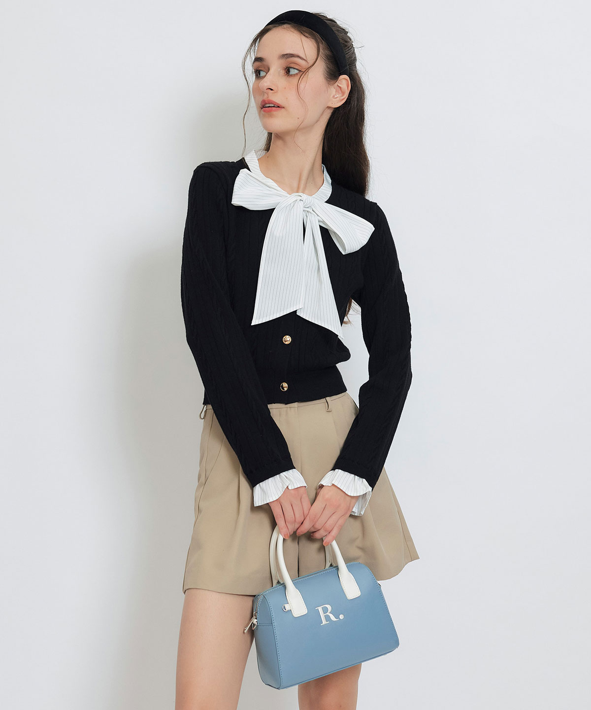 エンブレムボタンケーブルリボンタイニットトップス