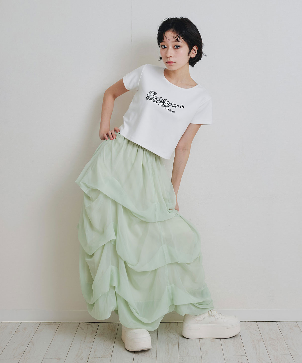 カリグラフィーロゴエンブロイダリークロップドTシャツ