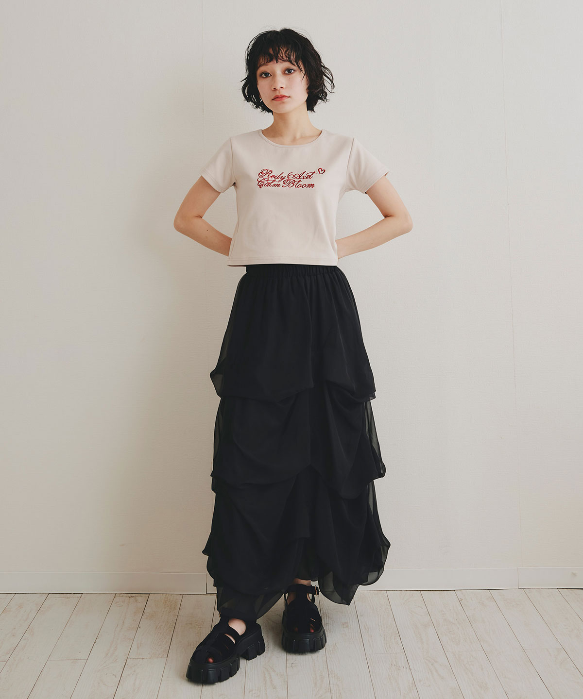カリグラフィーロゴエンブロイダリークロップドTシャツ