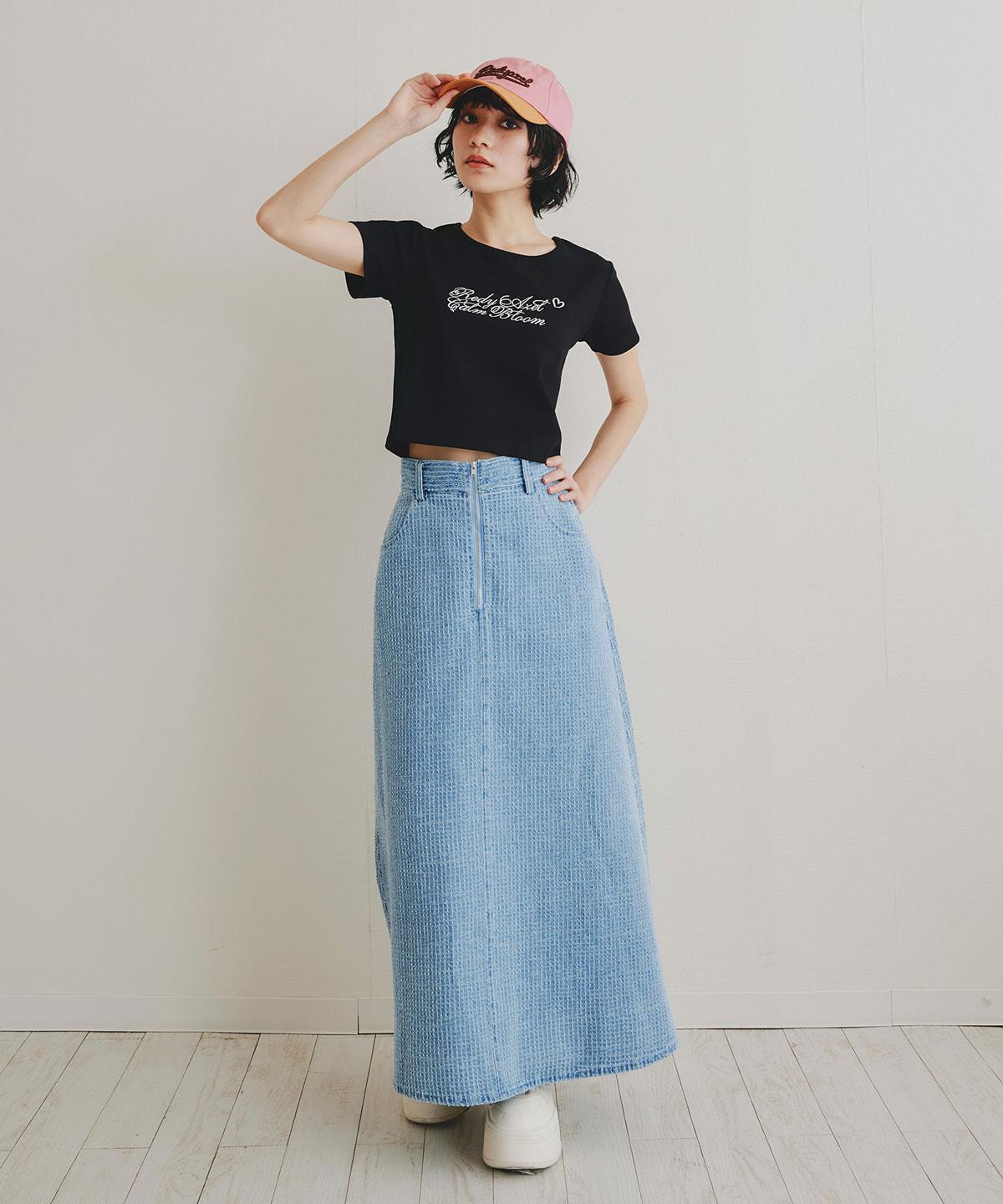 カリグラフィーロゴエンブロイダリークロップドTシャツ