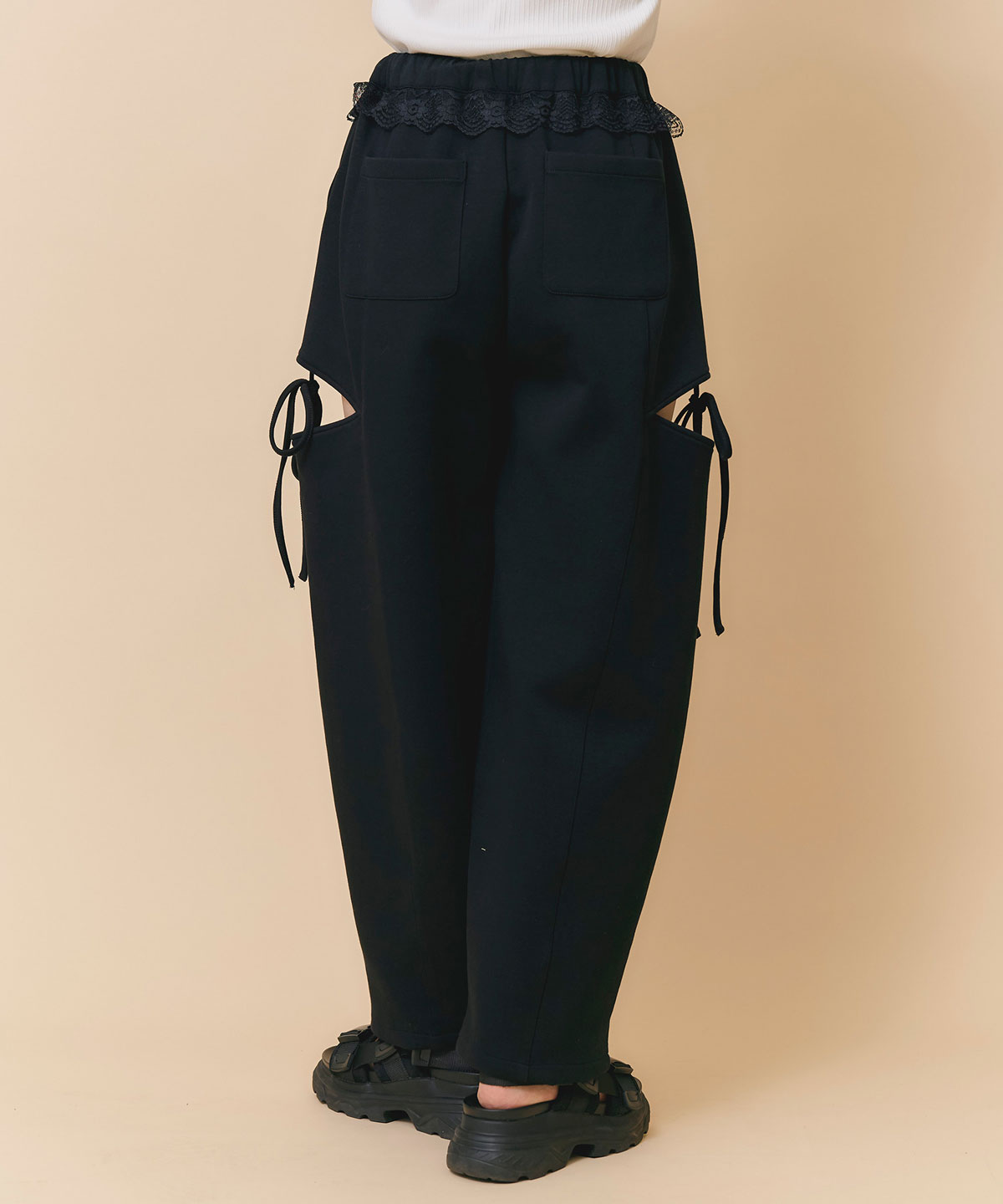 ウエストレースサイドカットアウトパンツ