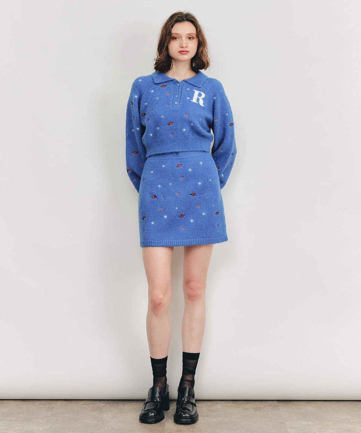 ローズエンブロイダリーポロニット×タイトミニスカートセットアップ