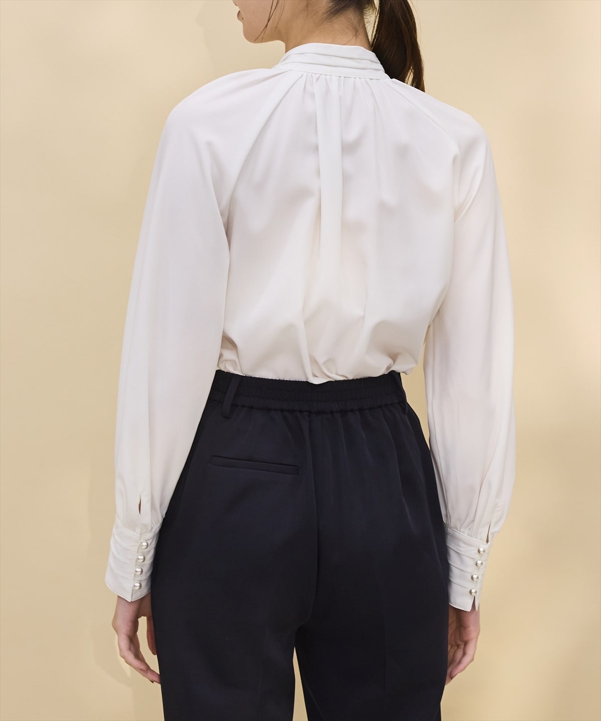 タックディテールボウタイブラウス