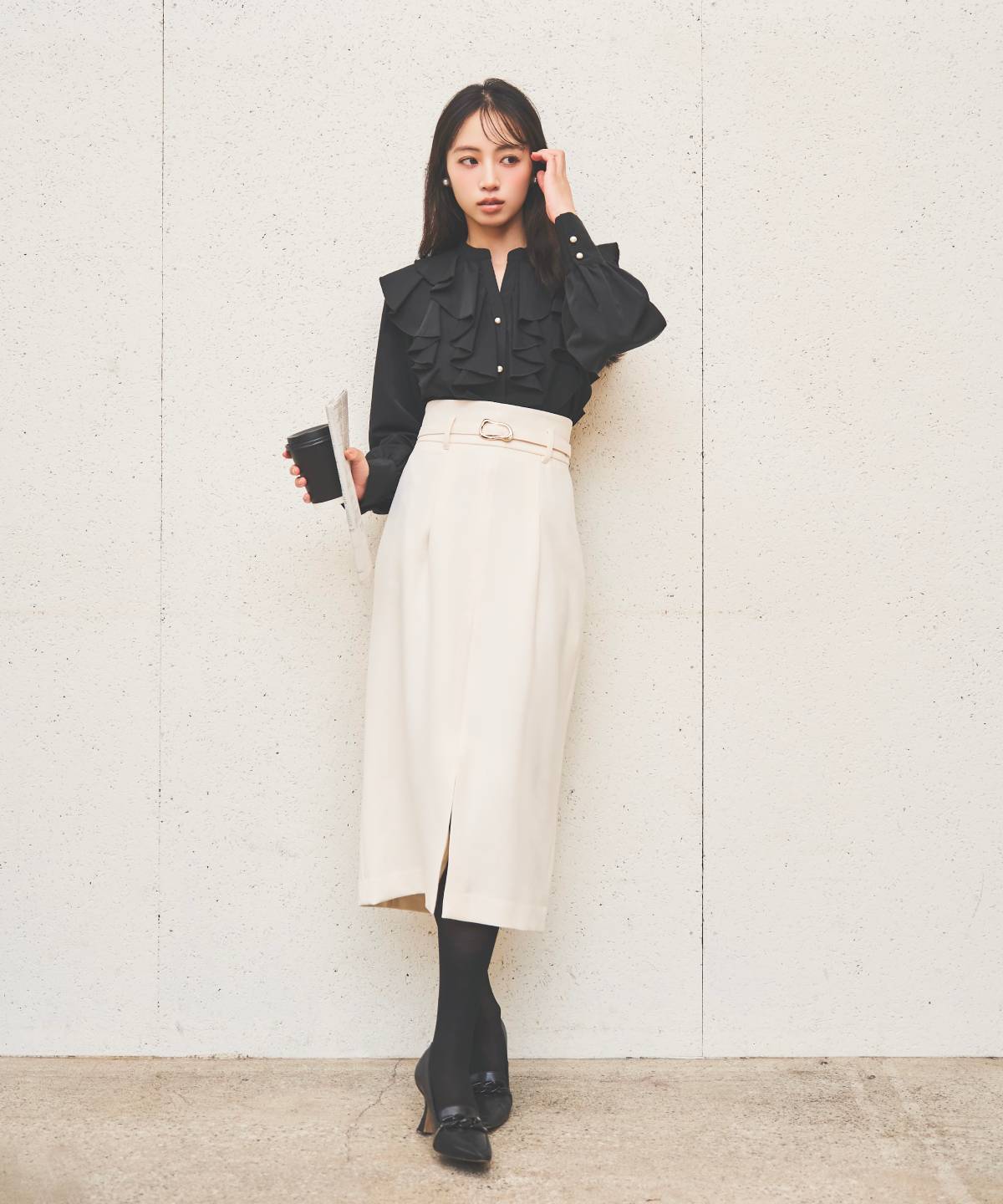 パールボタン付フリルブラウス