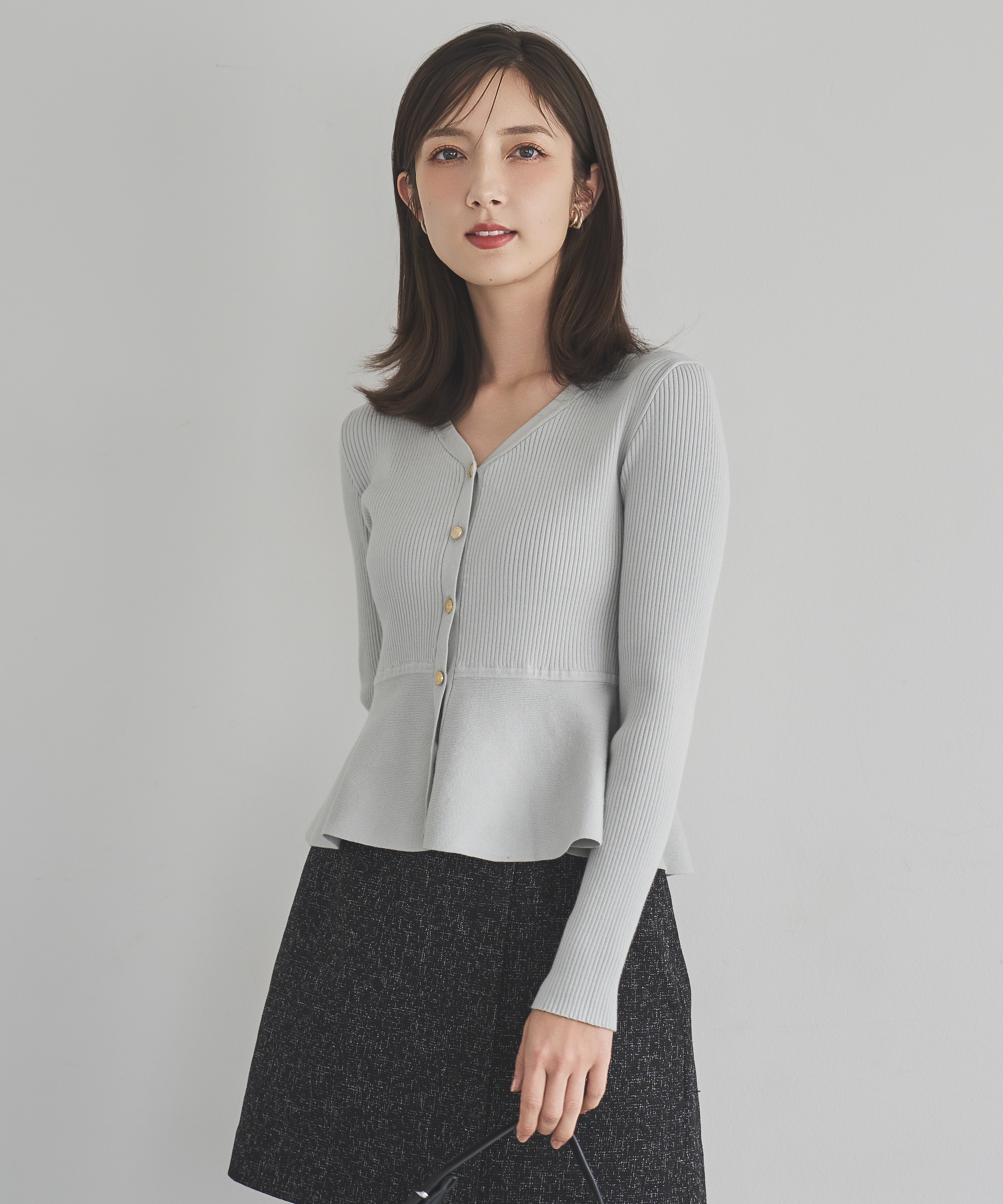 ペプラムリブ金ボタンニット