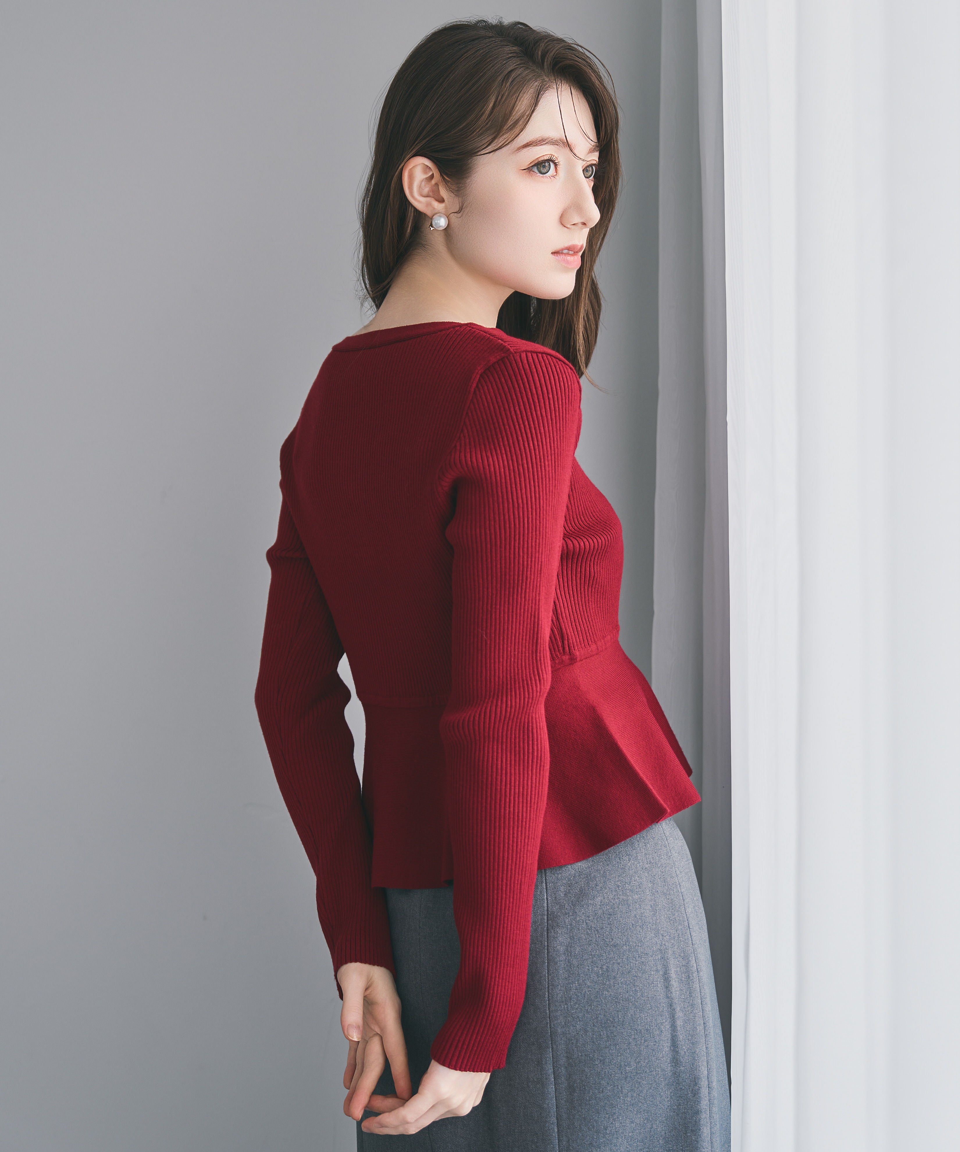 ペプラムリブ金ボタンニット