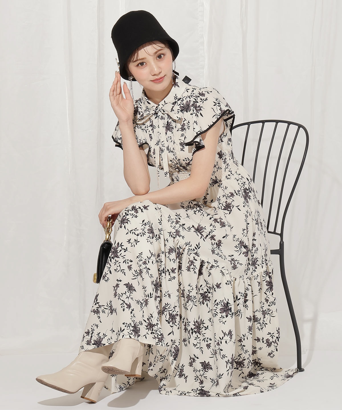 モノトーンフラワーティアードワンピース